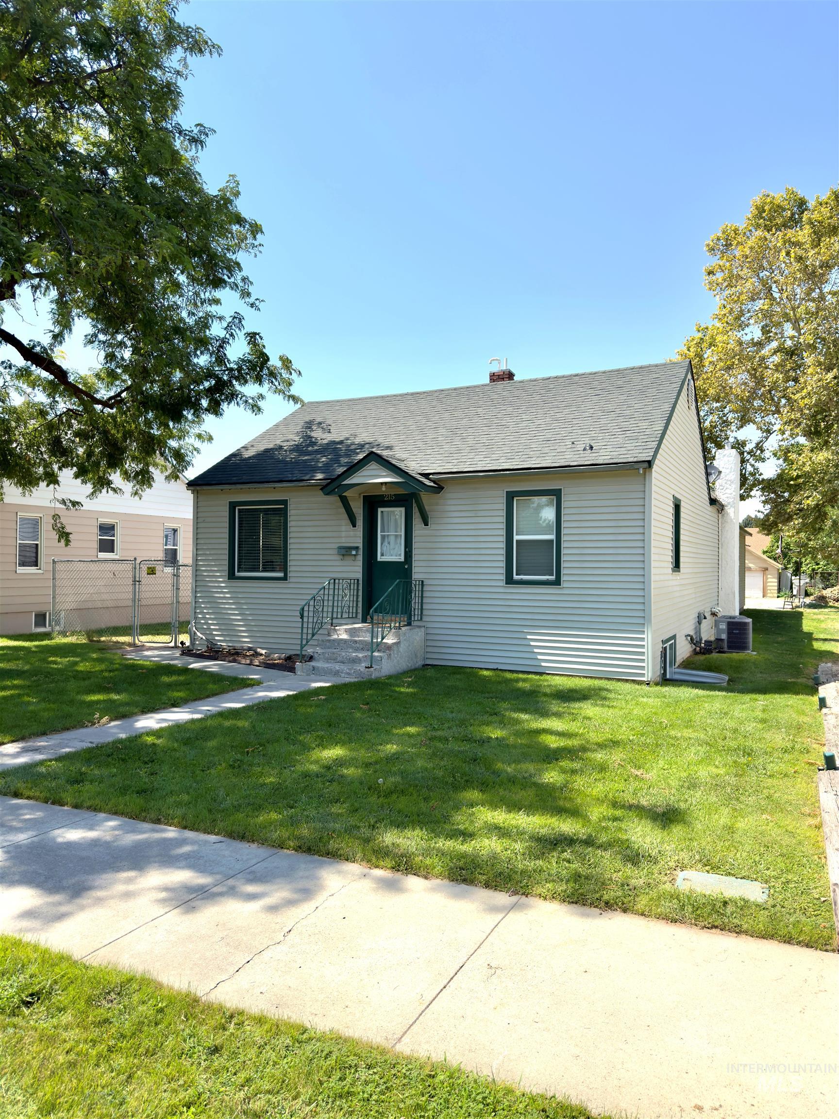 215 S Juniper St, Nampa ID 83686