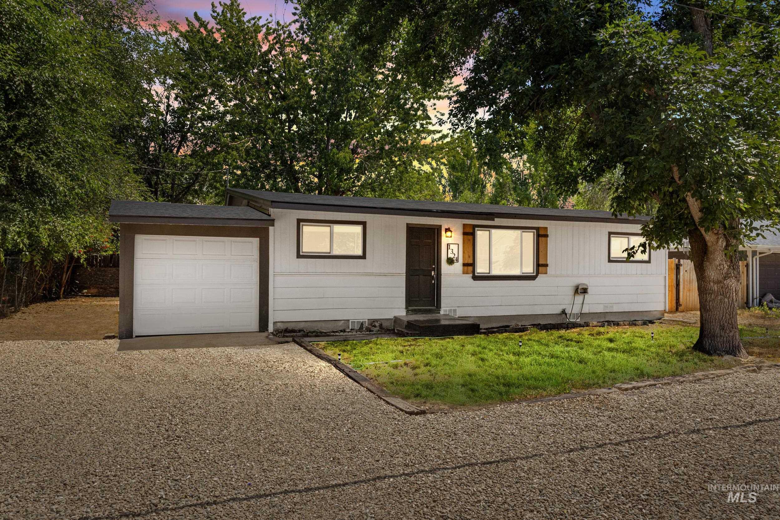 1324 Bonneville St, Nampa ID 83651