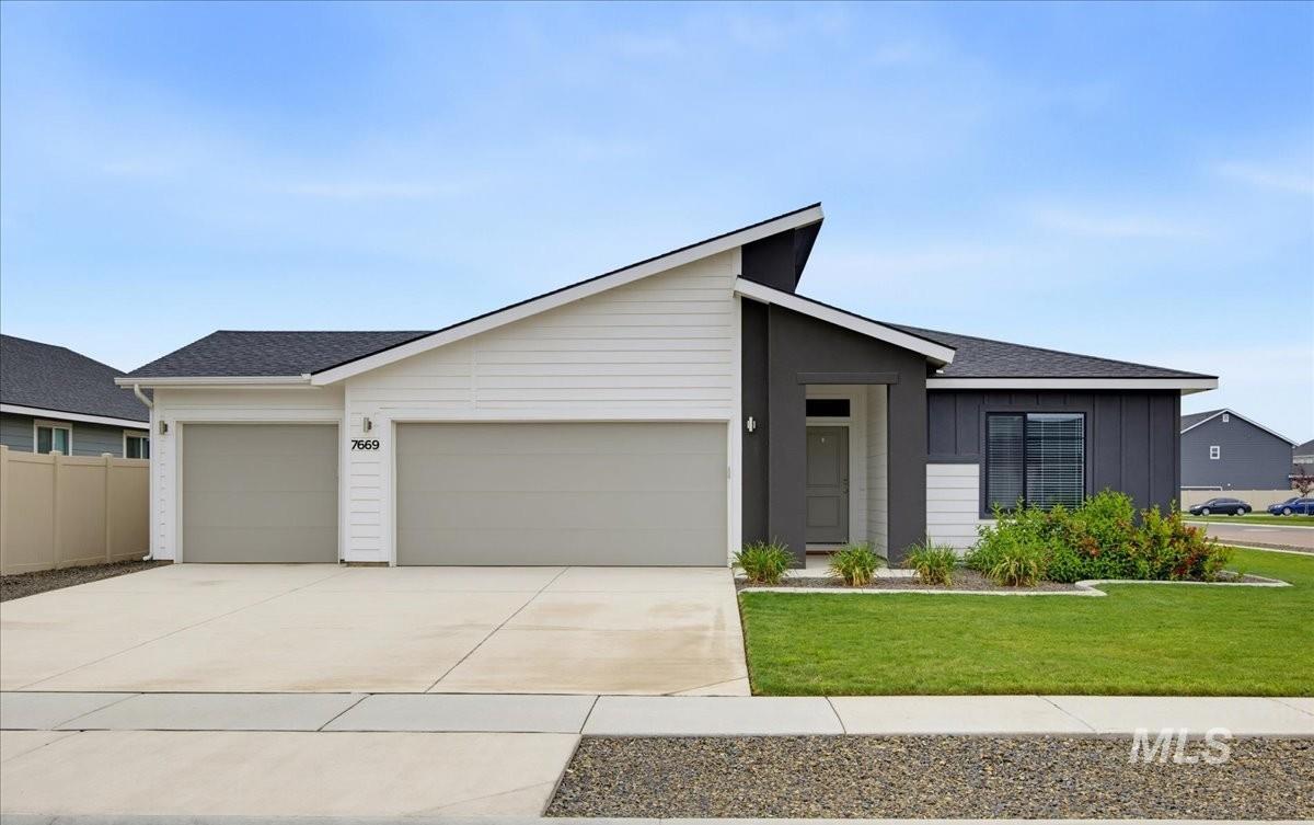 7669 E Flyway St, Nampa ID 83687