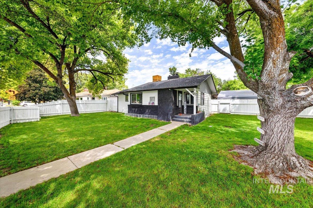 1220 E Amity Ave, Nampa ID 83686