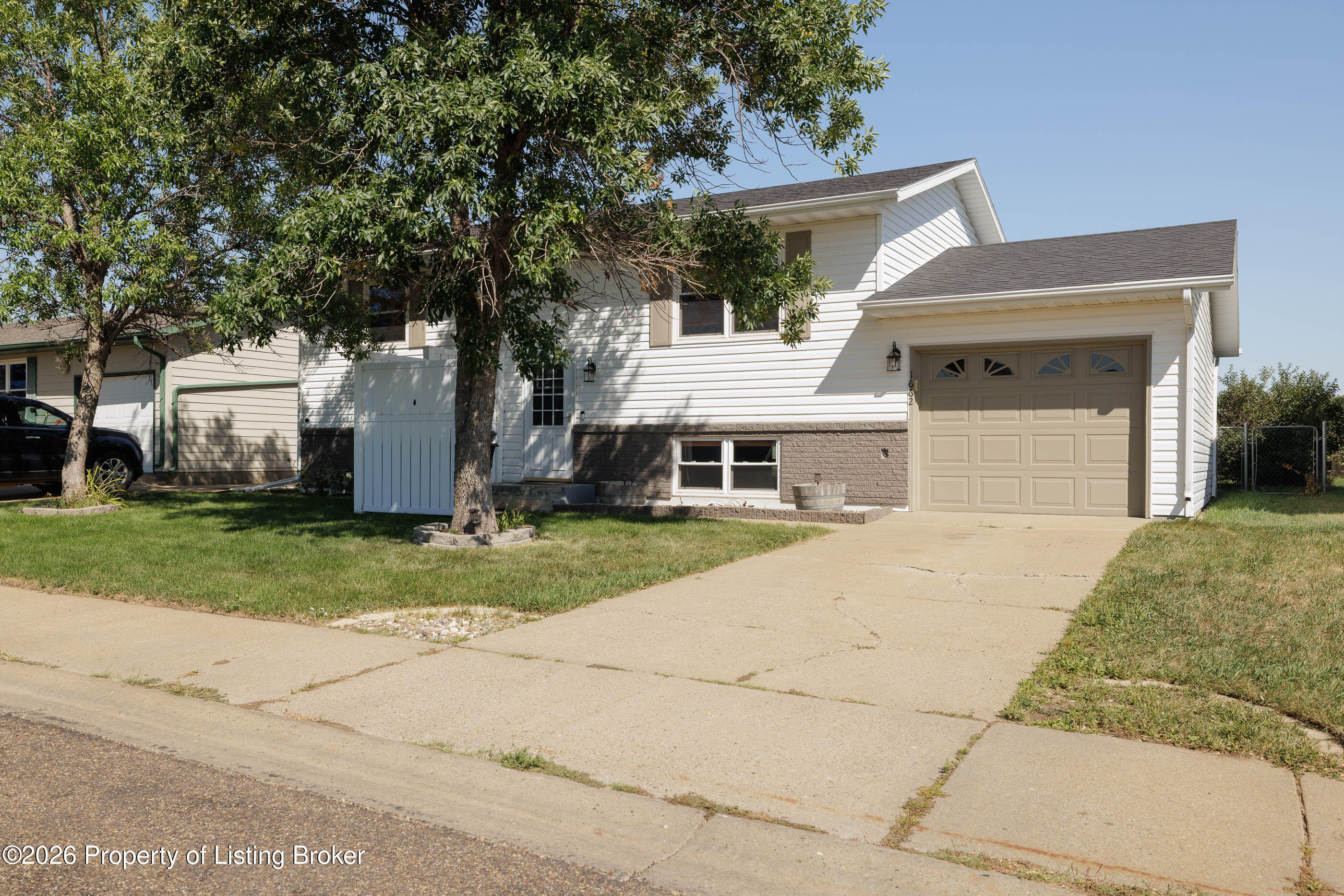 1662 4th Avenue E, Dickinson, ND 58601