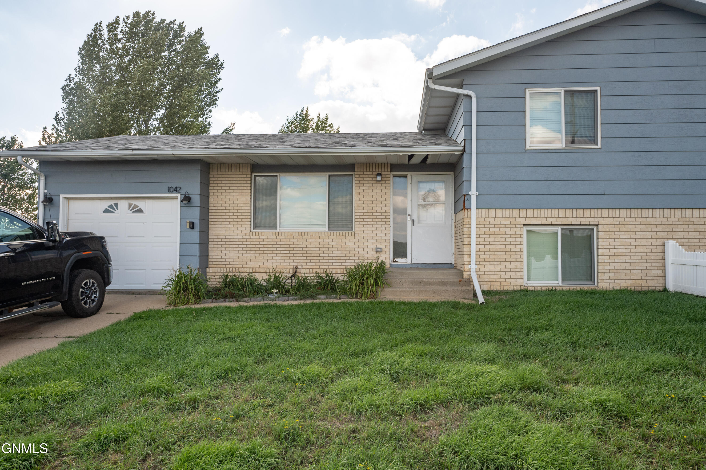 1042 6th Avenue SE, Dickinson, ND 58601