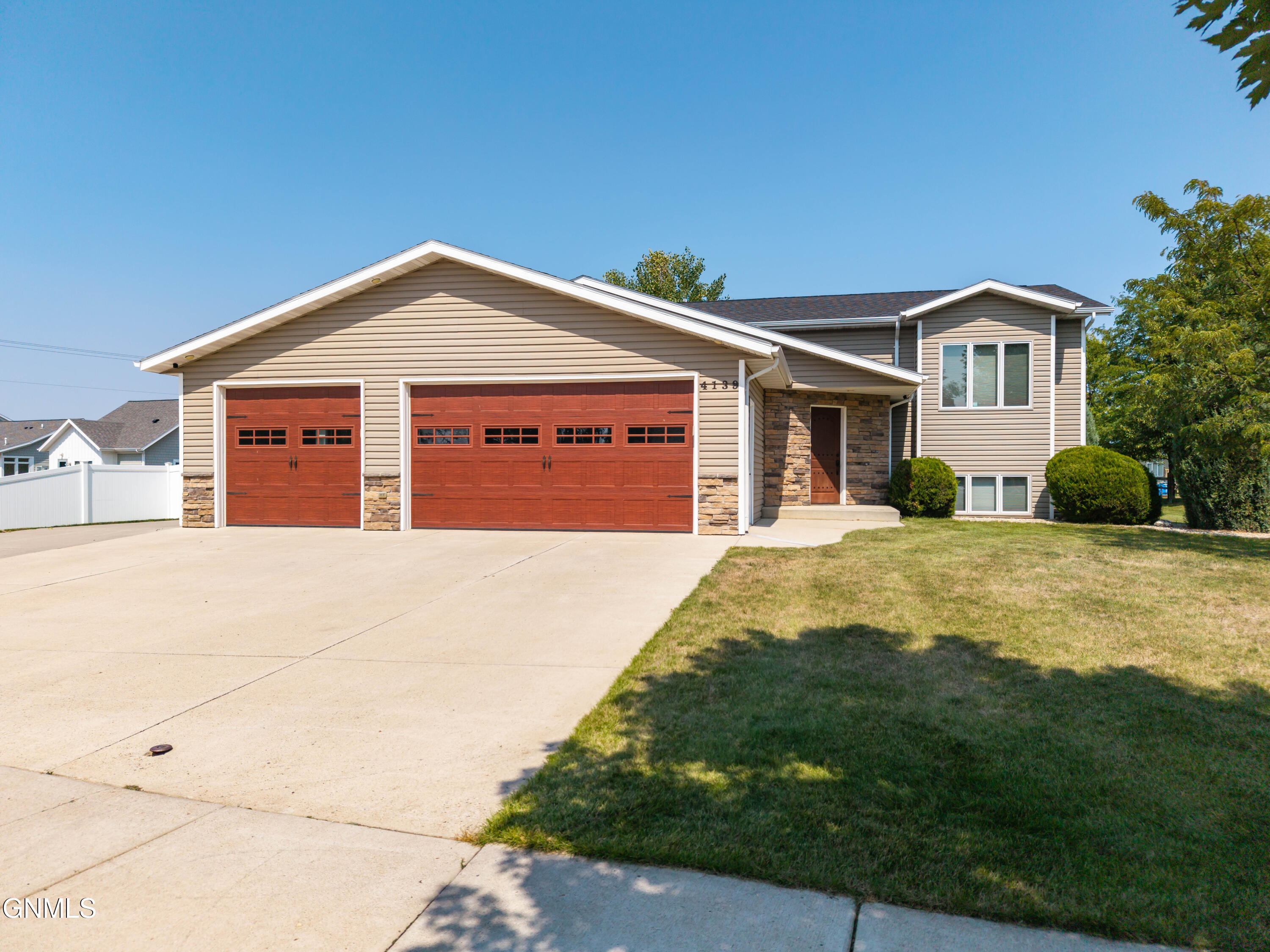 4139 Bayport Place SE, Mandan, ND 58554