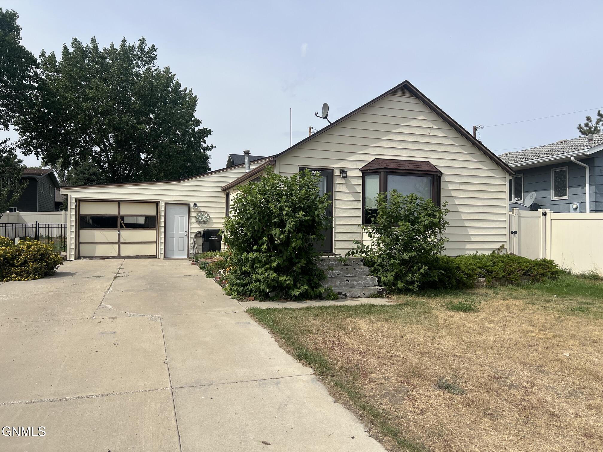 417 2nd Street NW, Watford City, ND 58854