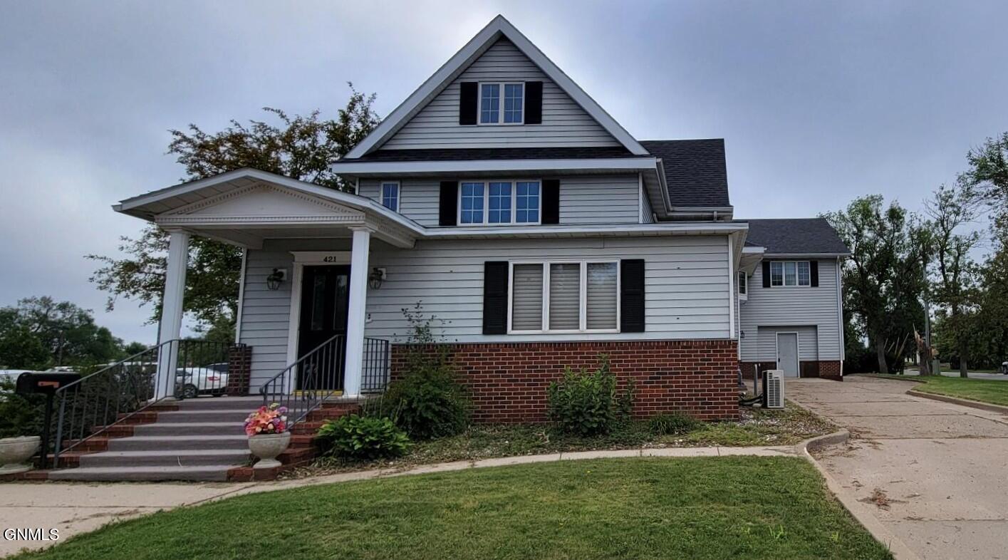 421 1st Avenue S, Jamestown, ND 58401