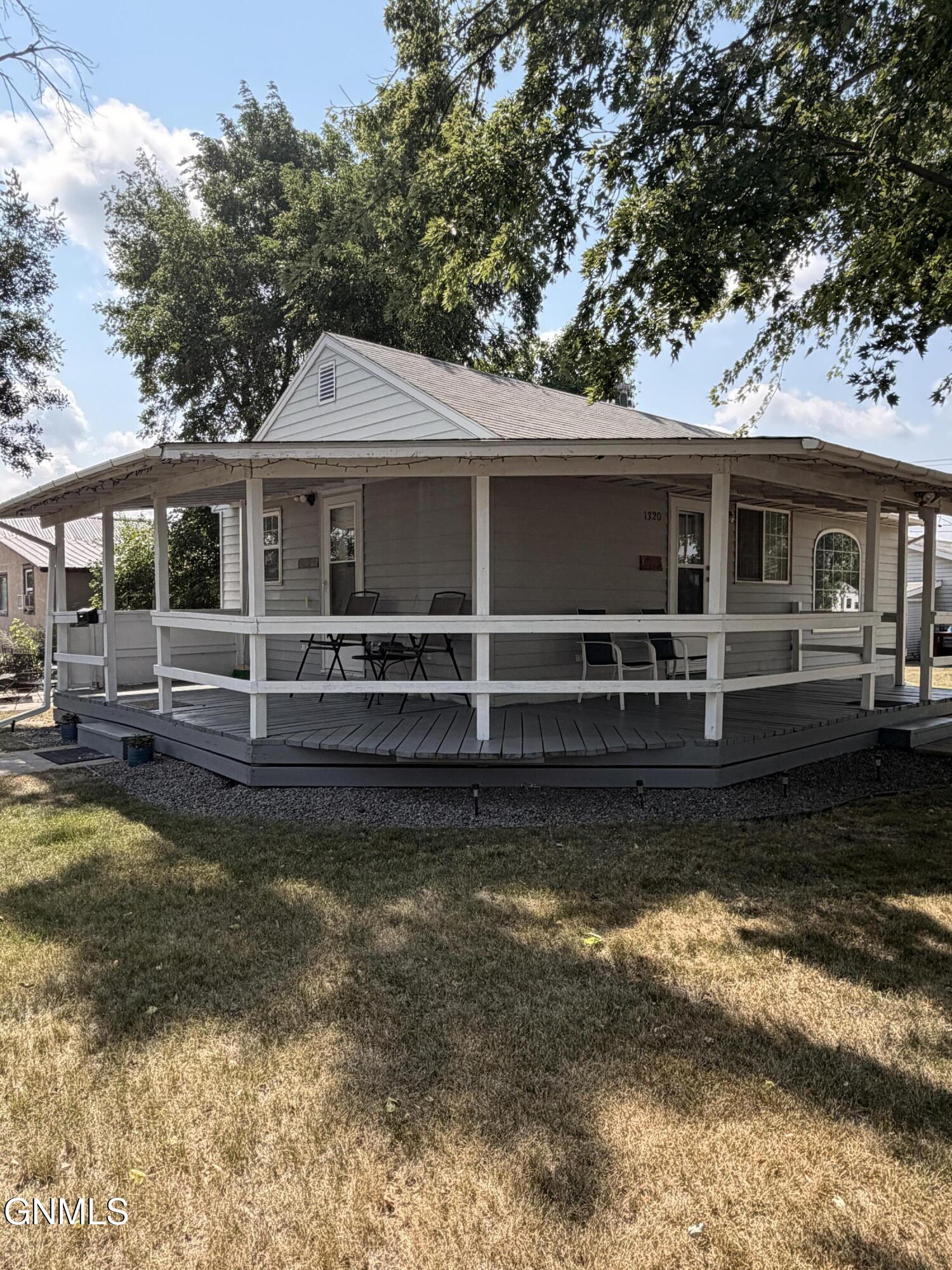1320 6th Street SE, Jamestown, ND 58401