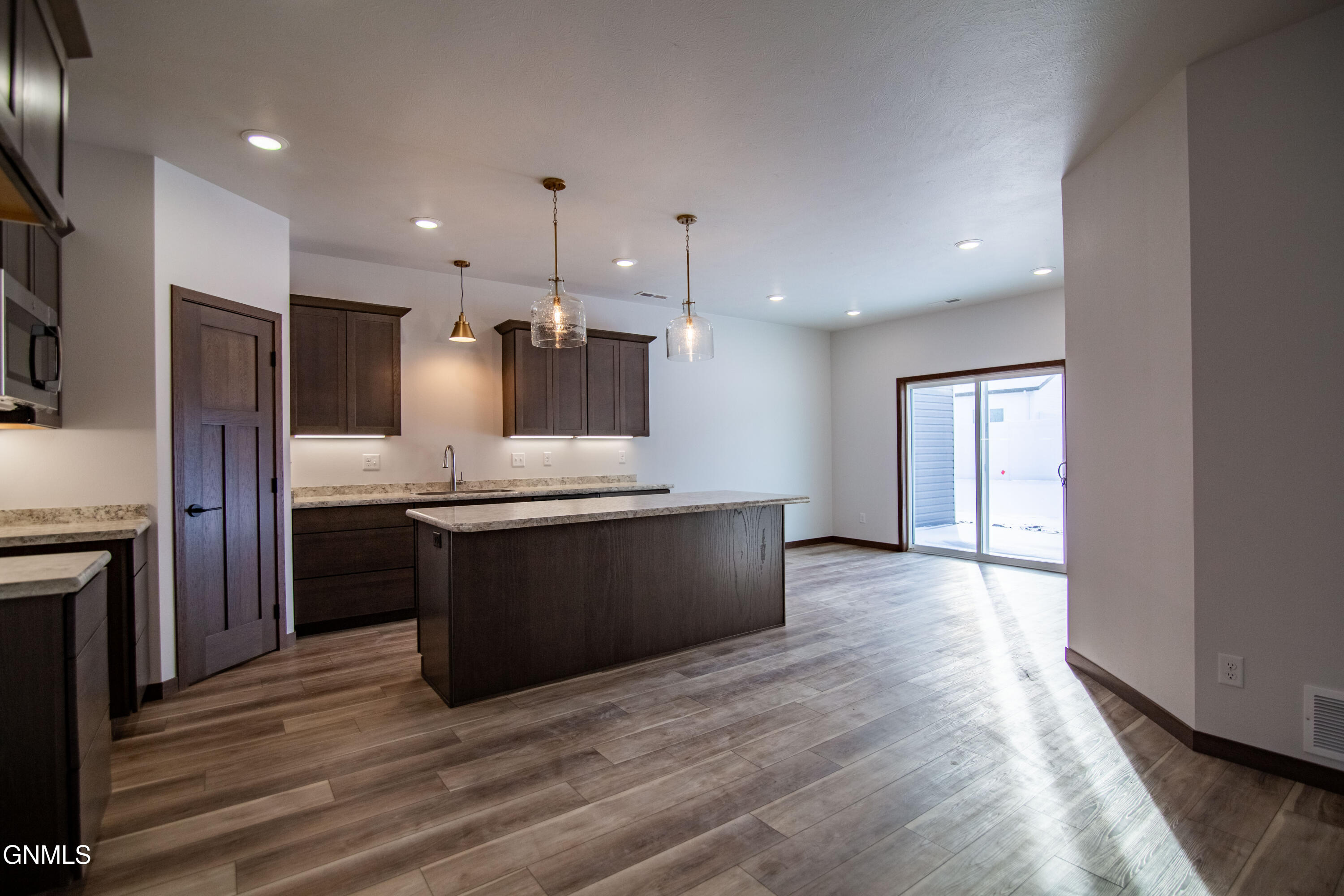 1006 Otter Creek Loop, Hazen, ND 58545