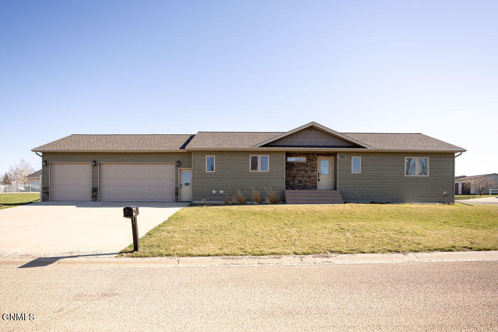 1307 13th Street SW, Jamestown, ND 58401