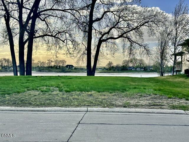 1304 1306 Bayview Court, Bismarck, ND 58504