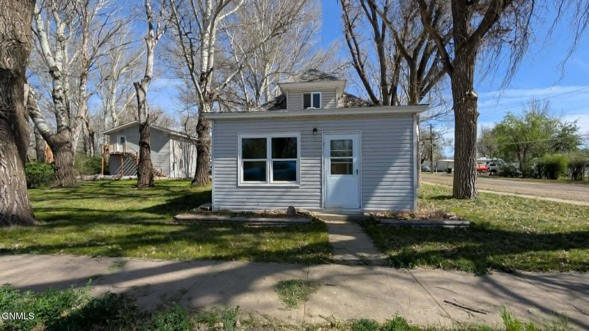 203 Nolan Avenue W, Wibaux, MT 59353