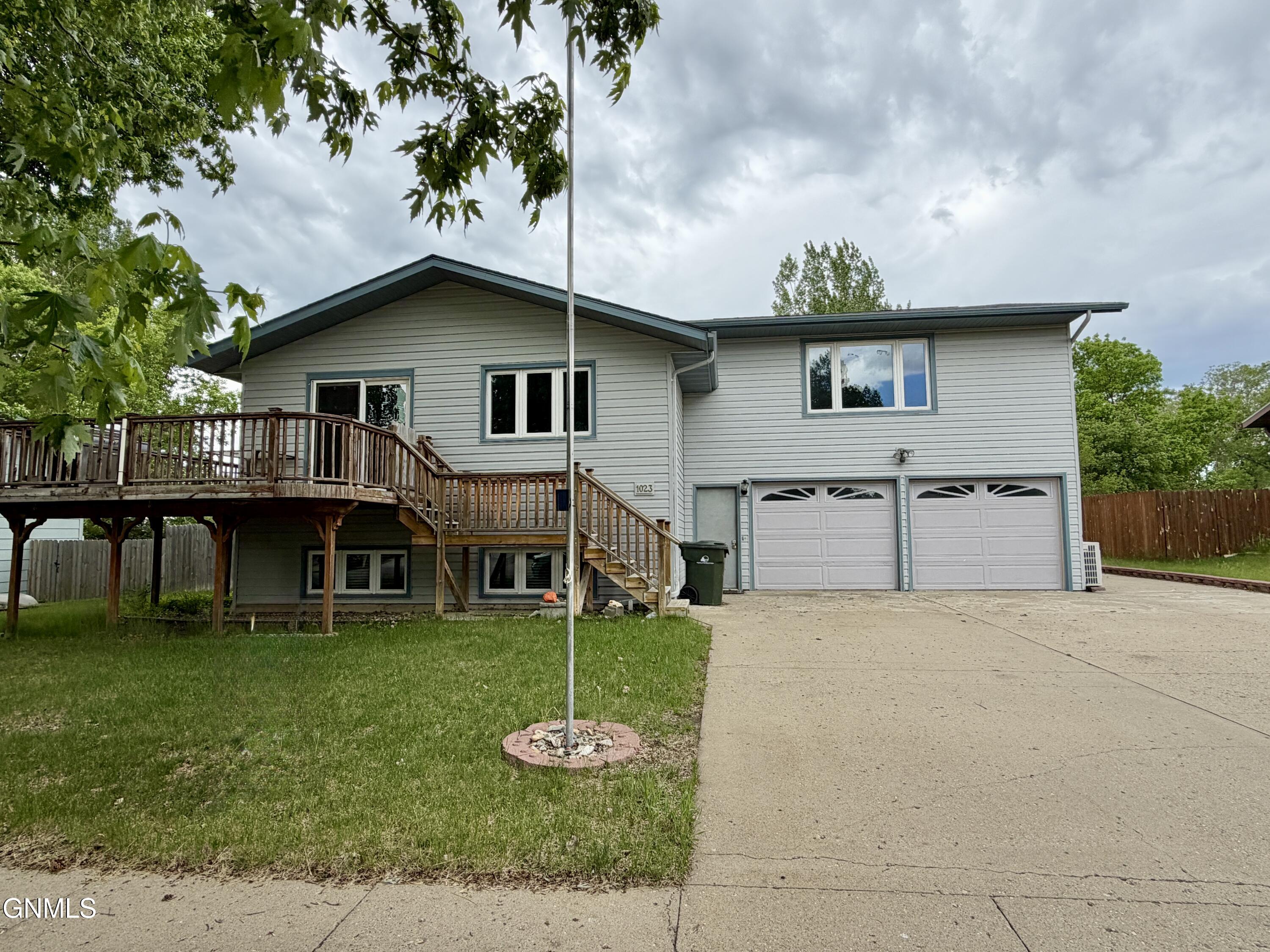 1023 Elbowoods Drive, Hazen, ND 58545