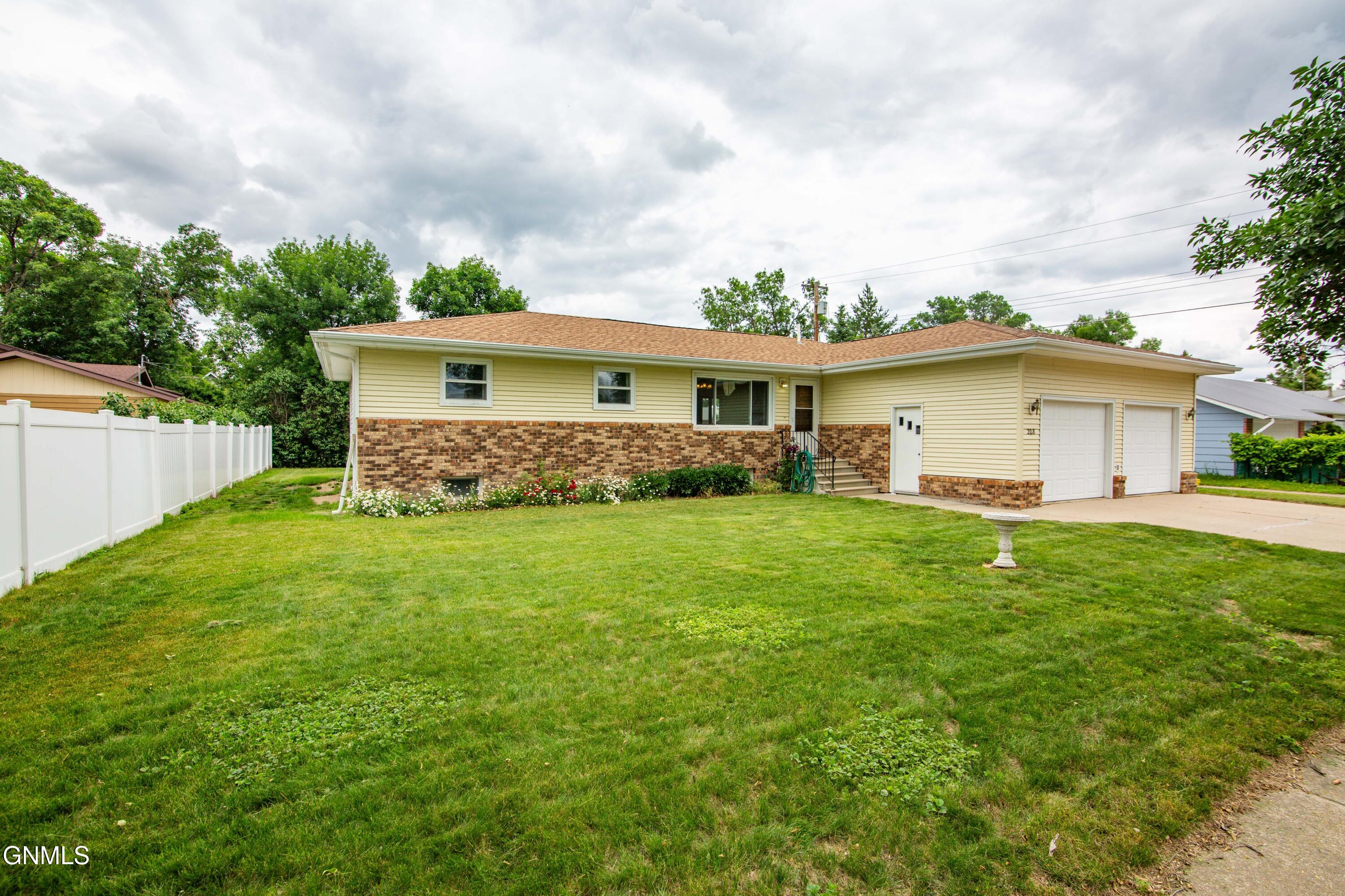 208 4th Street NW, Hazen, ND 58545