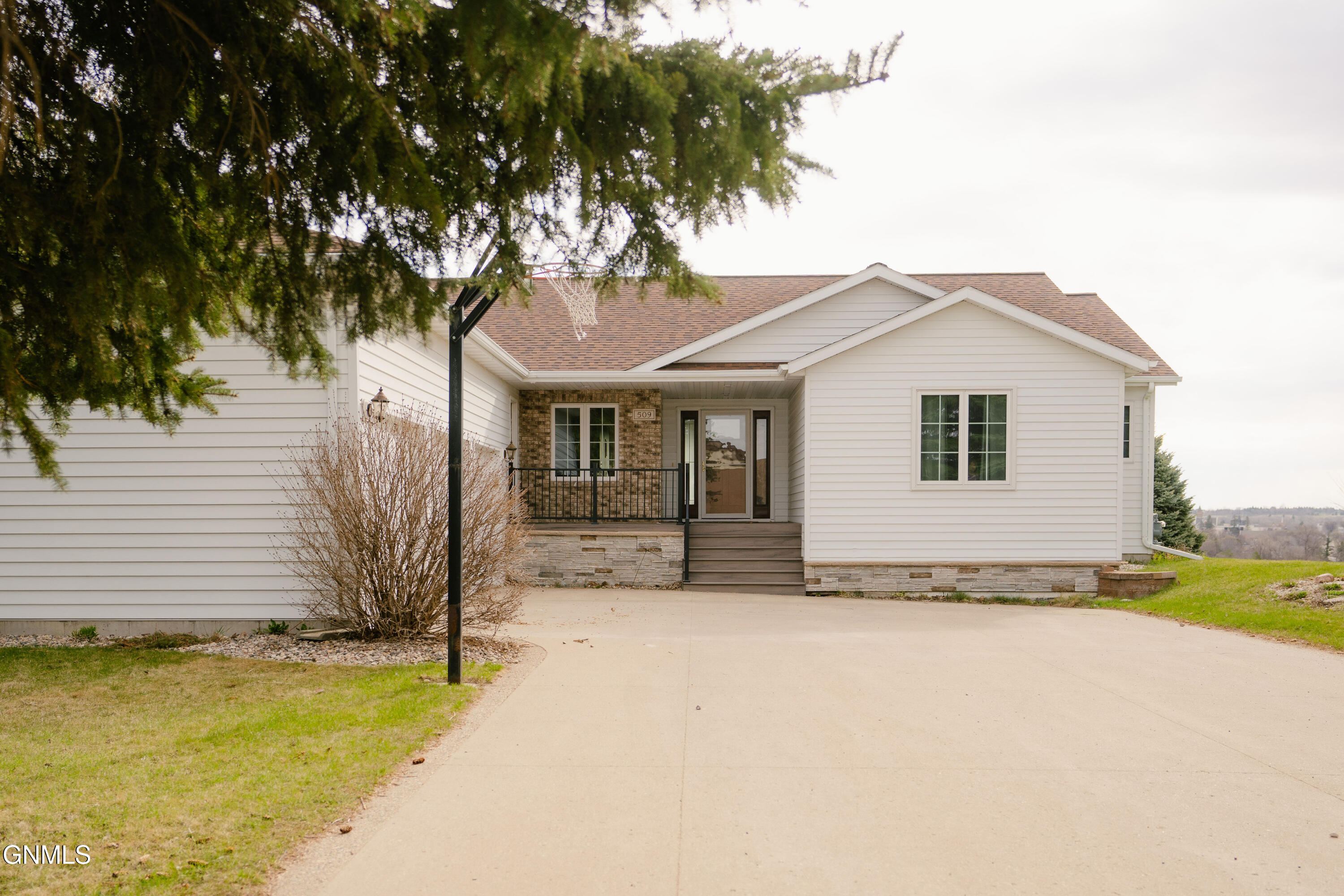 509 9th Avenue SW, Jamestown, ND 58401