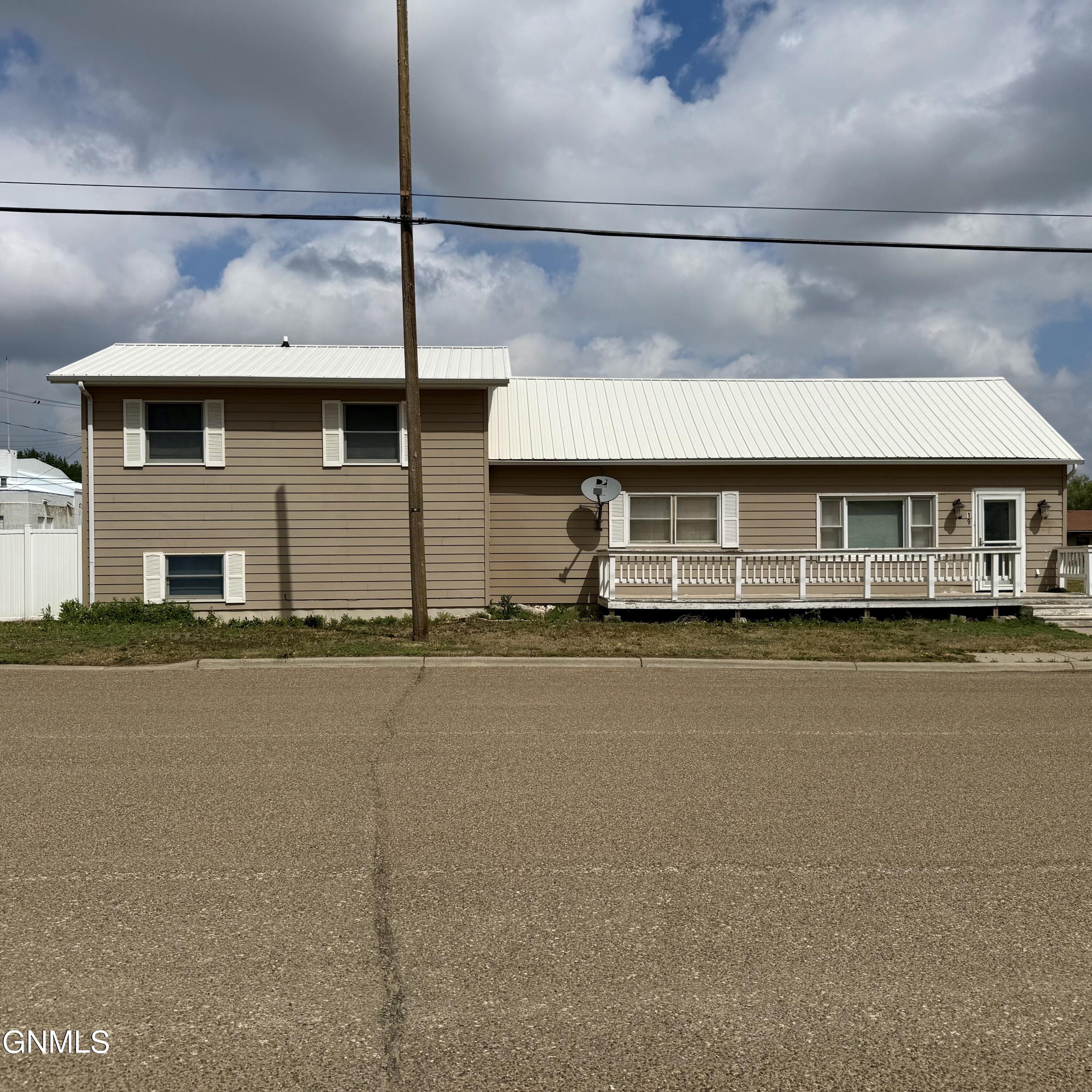 19 2nd Street E, Culbertson, MT 59218