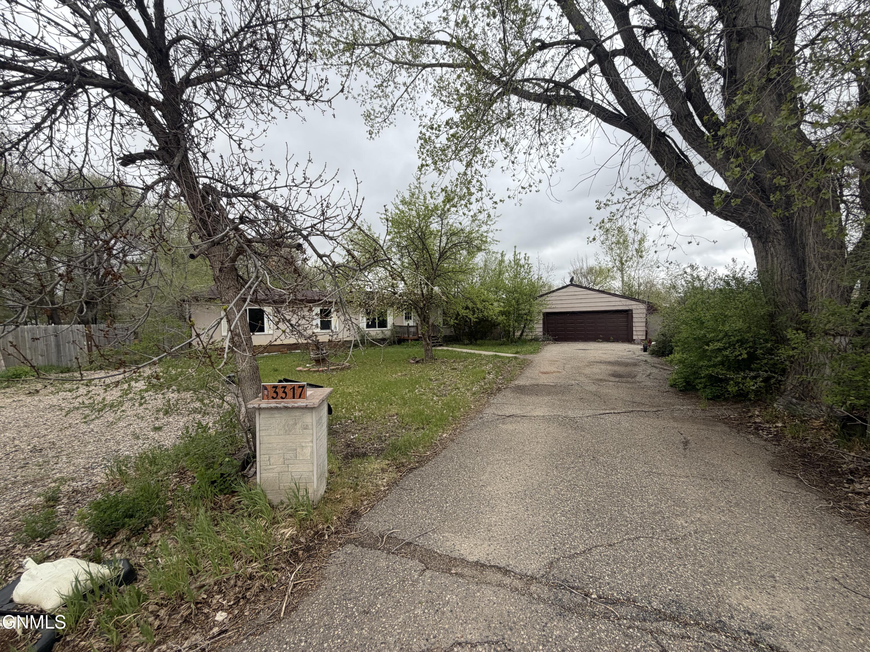 3317 9th Avenue E, Williston, ND 58801