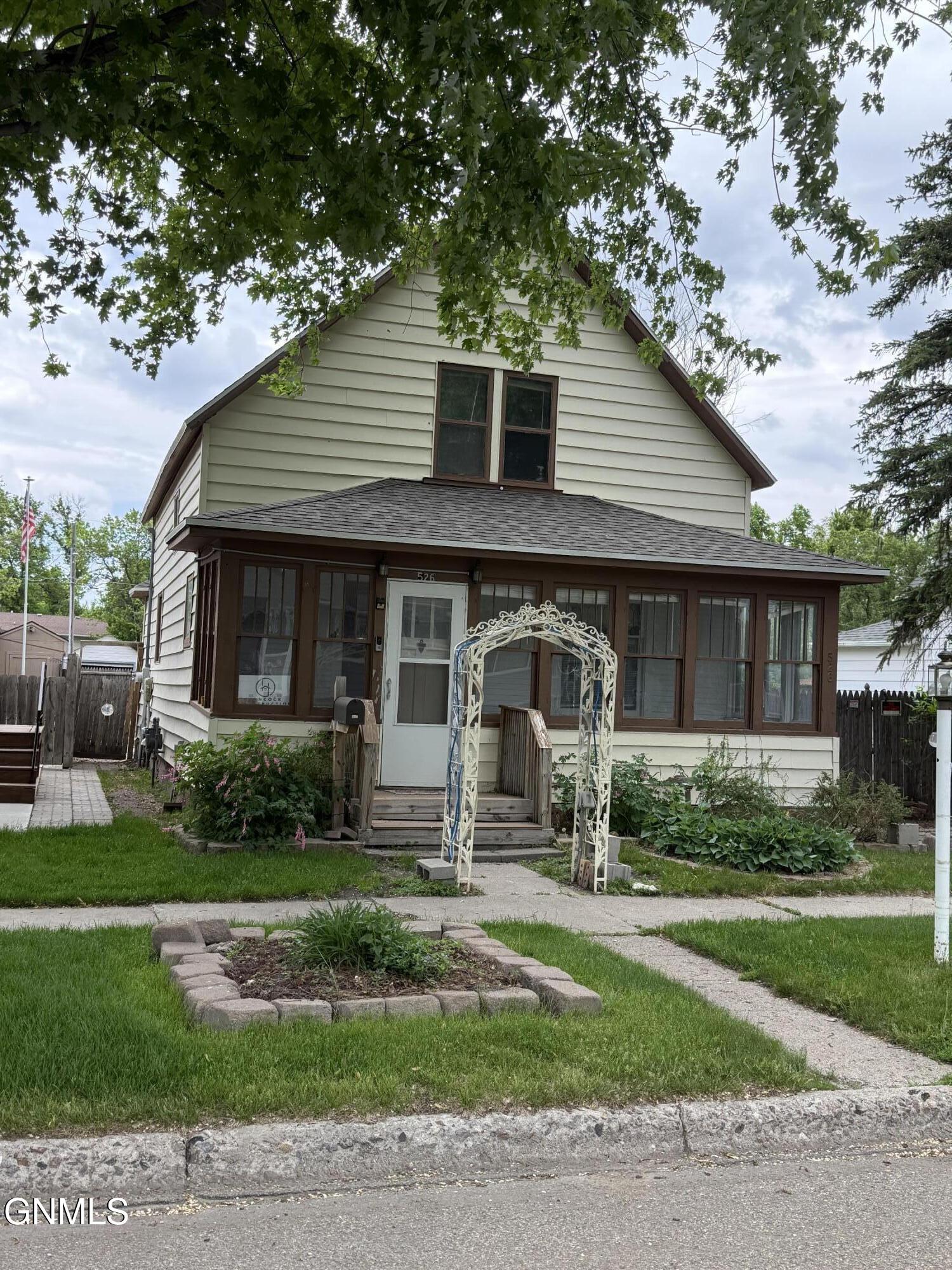 526 3rd Street SW, Jamestown, ND 58401