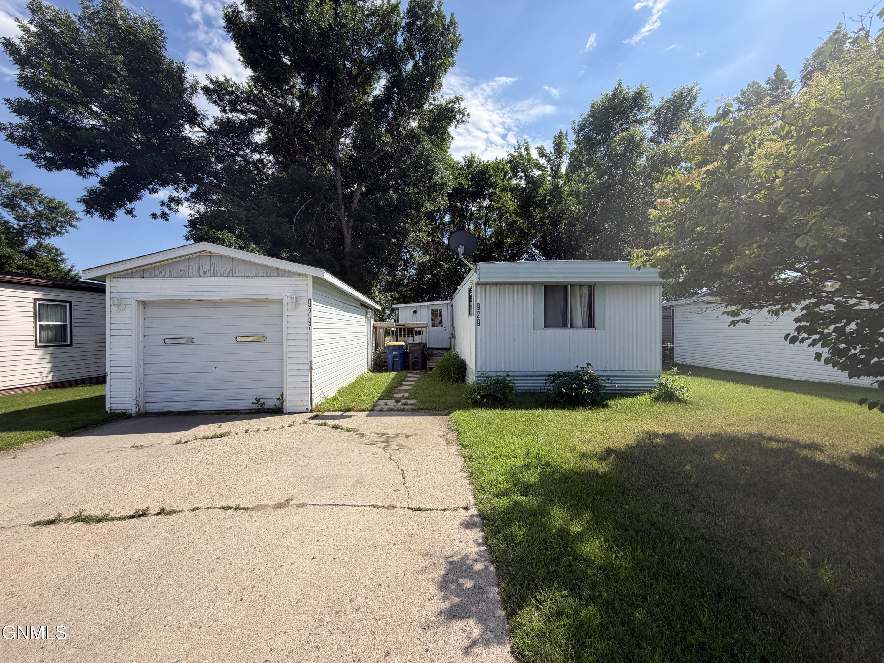 929 Western Park, Jamestown, ND 58401