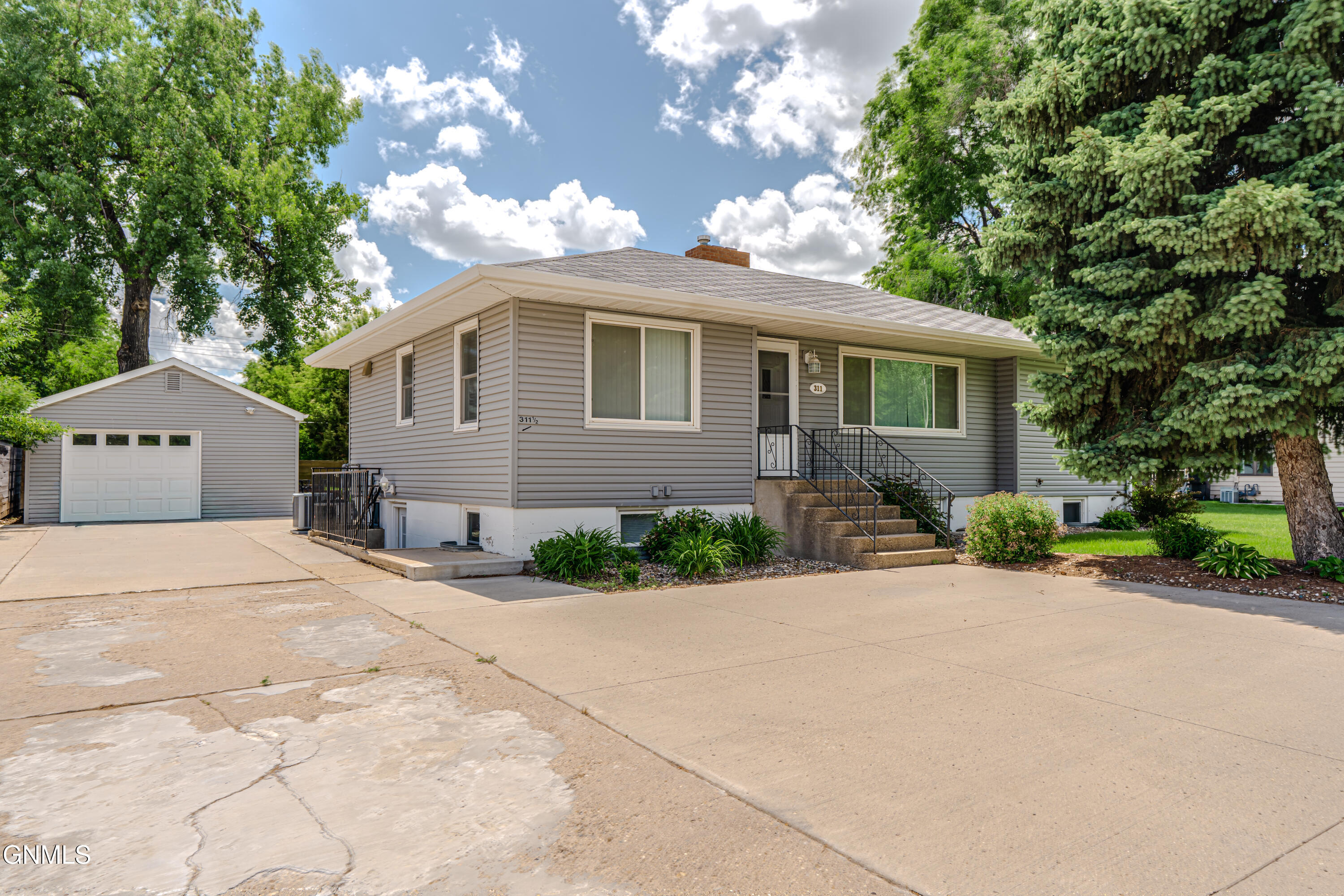 311 Bowen Avenue W, Bismarck, ND 58504