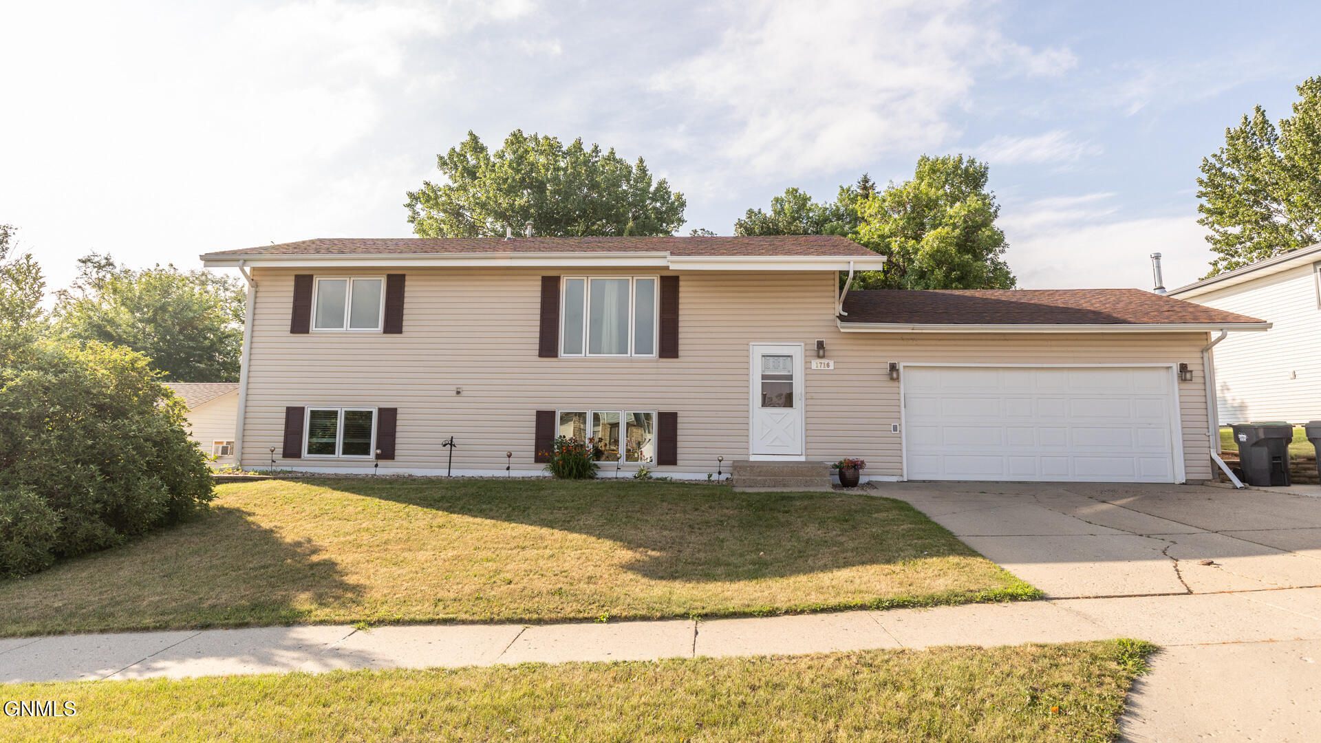 1716 9th Avenue SE, Mandan, ND 58554