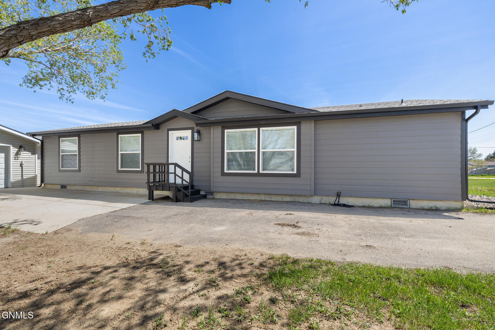 608 1st Avenue NW, Crosby, ND 58730