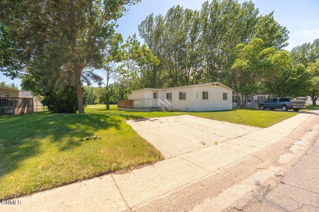 405 Yorkshire Lane, Bismarck, ND 58504