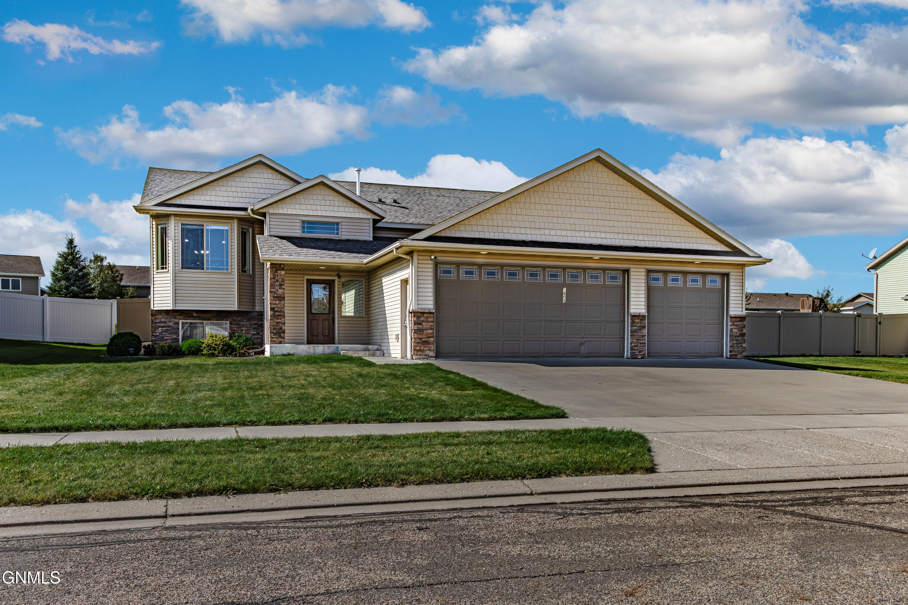 1805 Canyon Road SW, Mandan, ND 58554