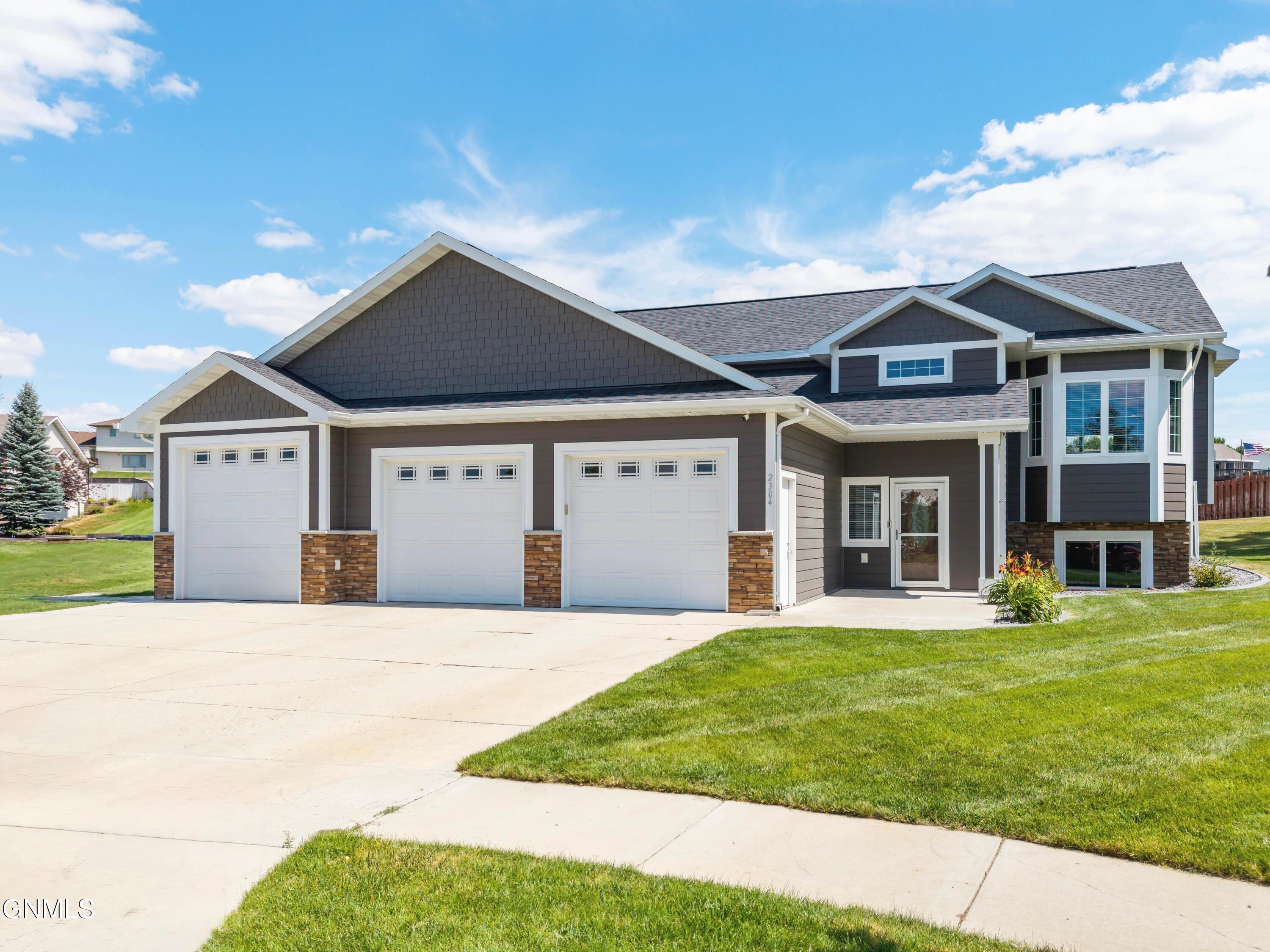2304 Eastview Place SE, Mandan, ND 58554