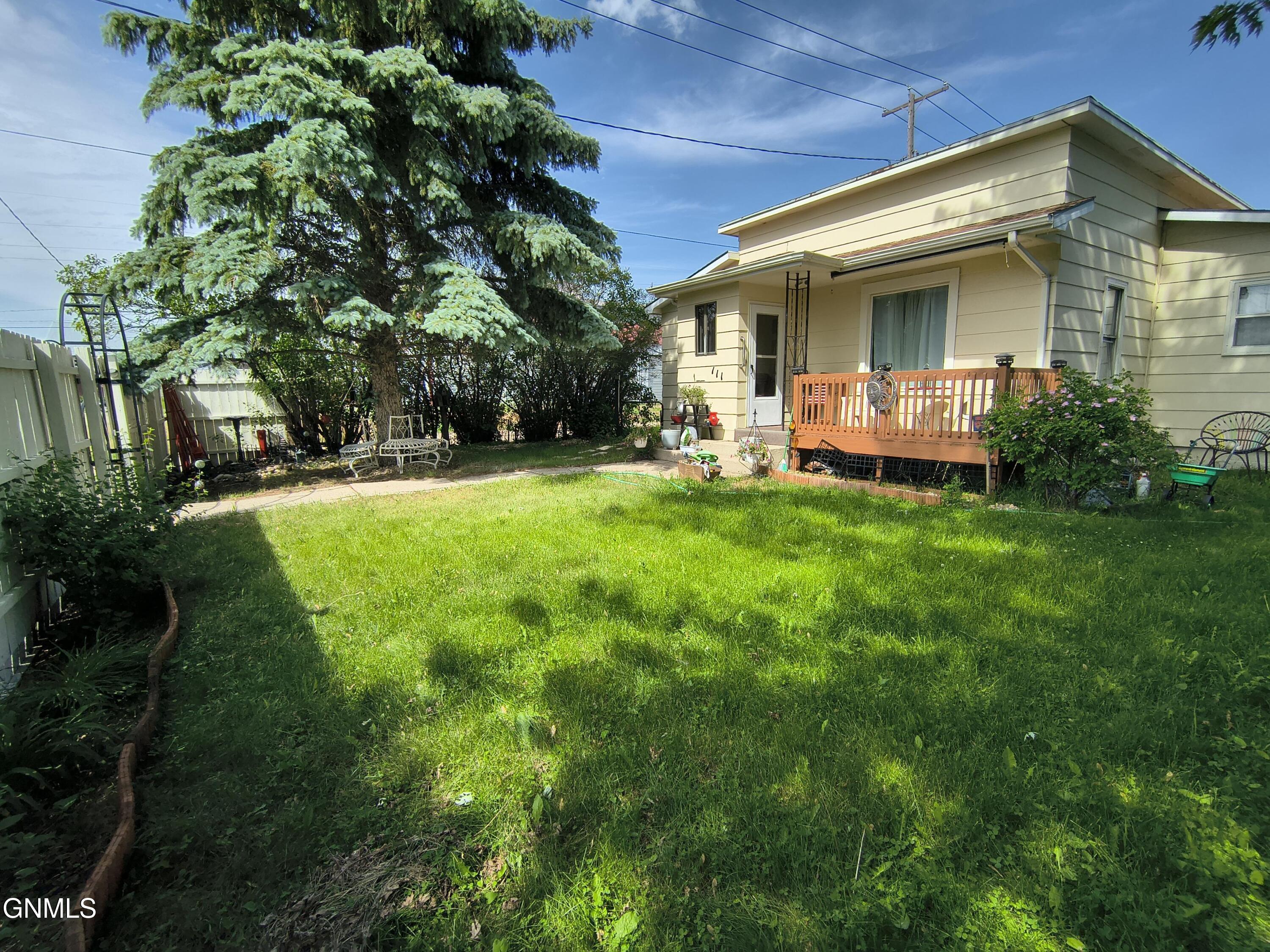 111 6th Avenue SE, Jamestown, ND 58401
