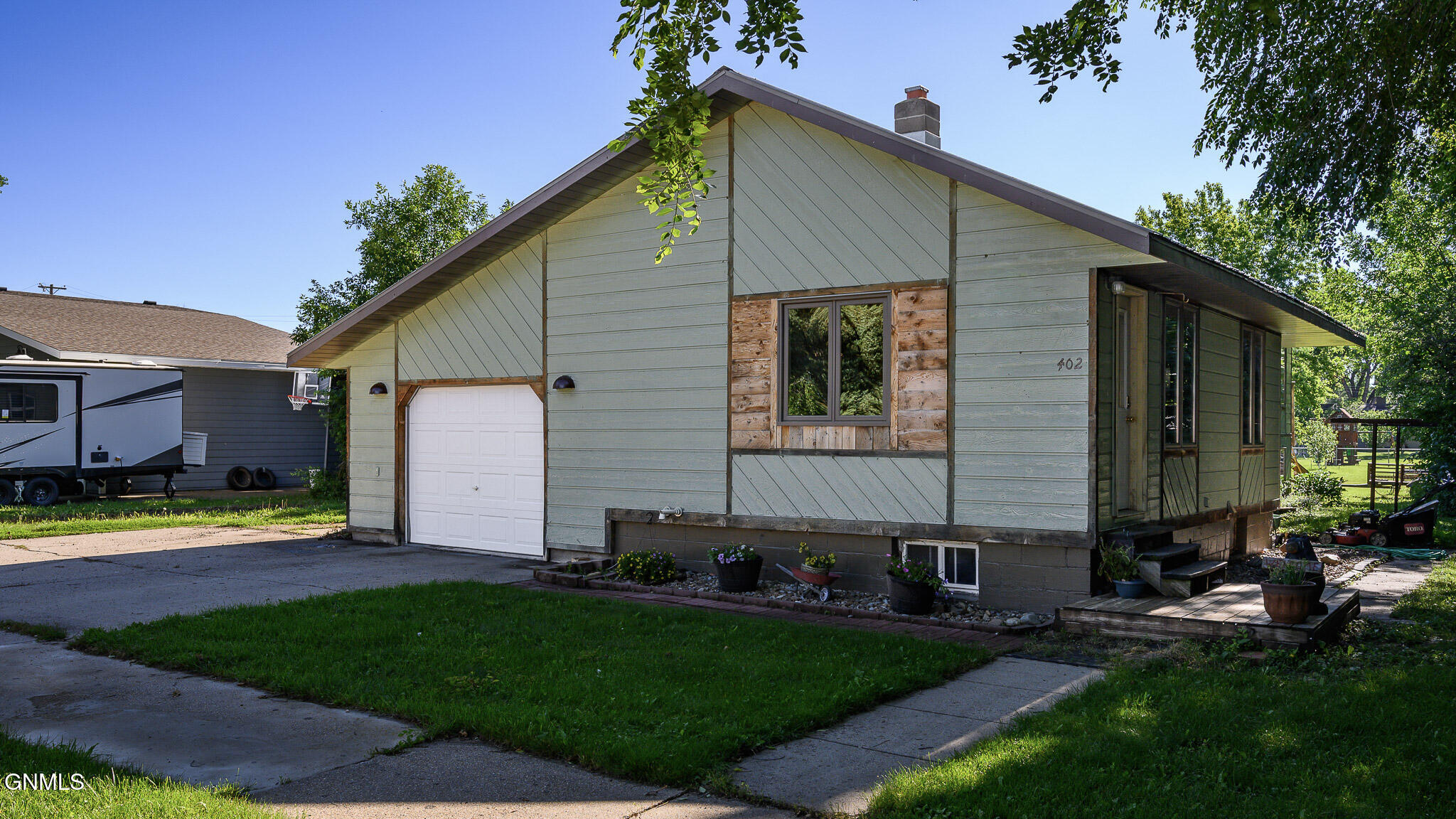 402 4th Avenue NW, Hazen, ND 58545