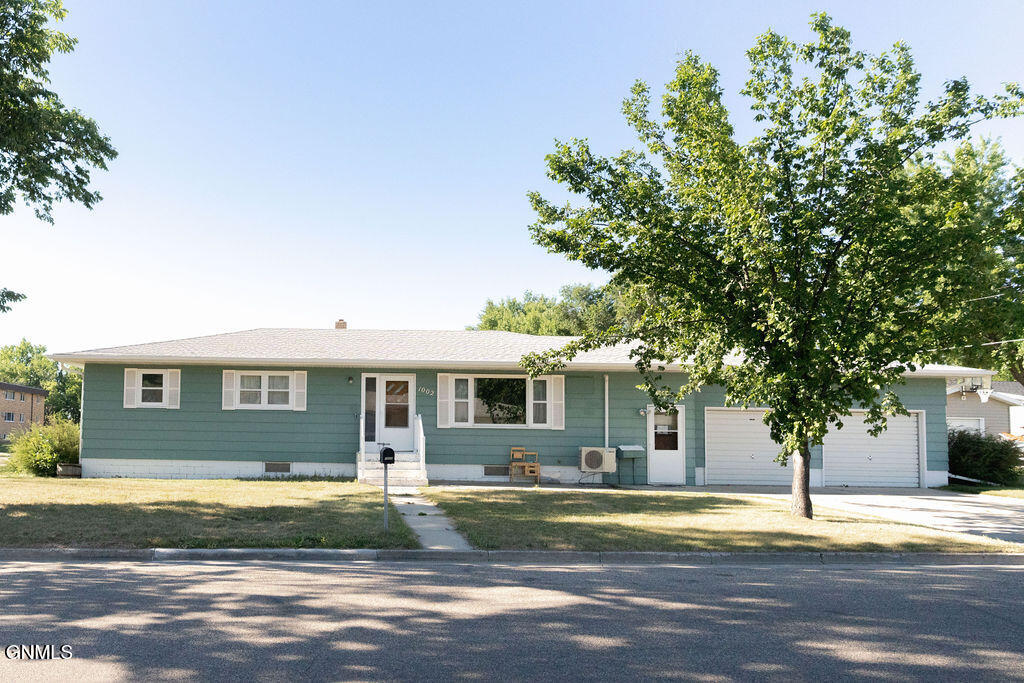 1002 10th Street NE, Jamestown, ND 58401