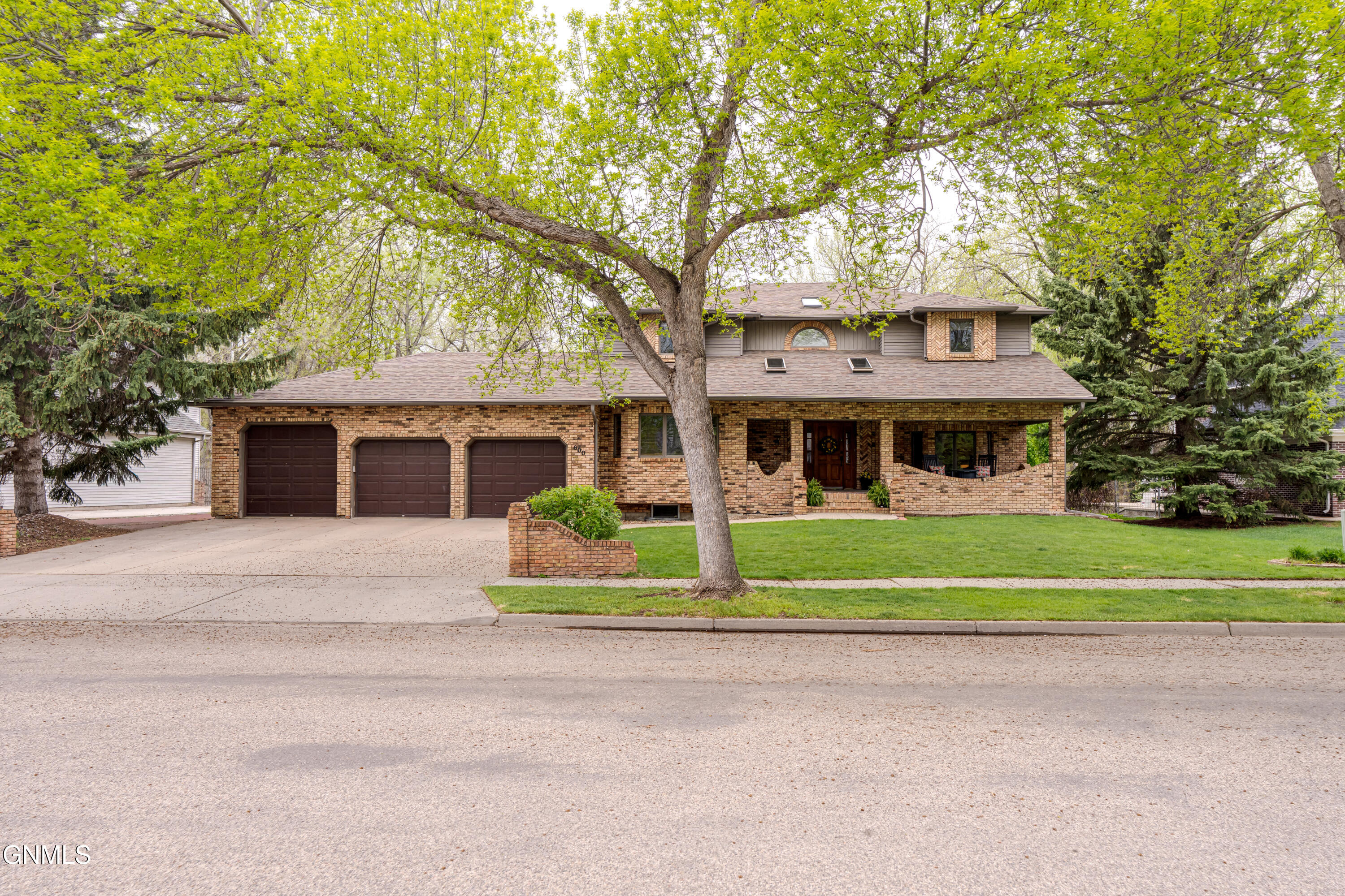 800 Munich Drive, Bismarck, ND 58504