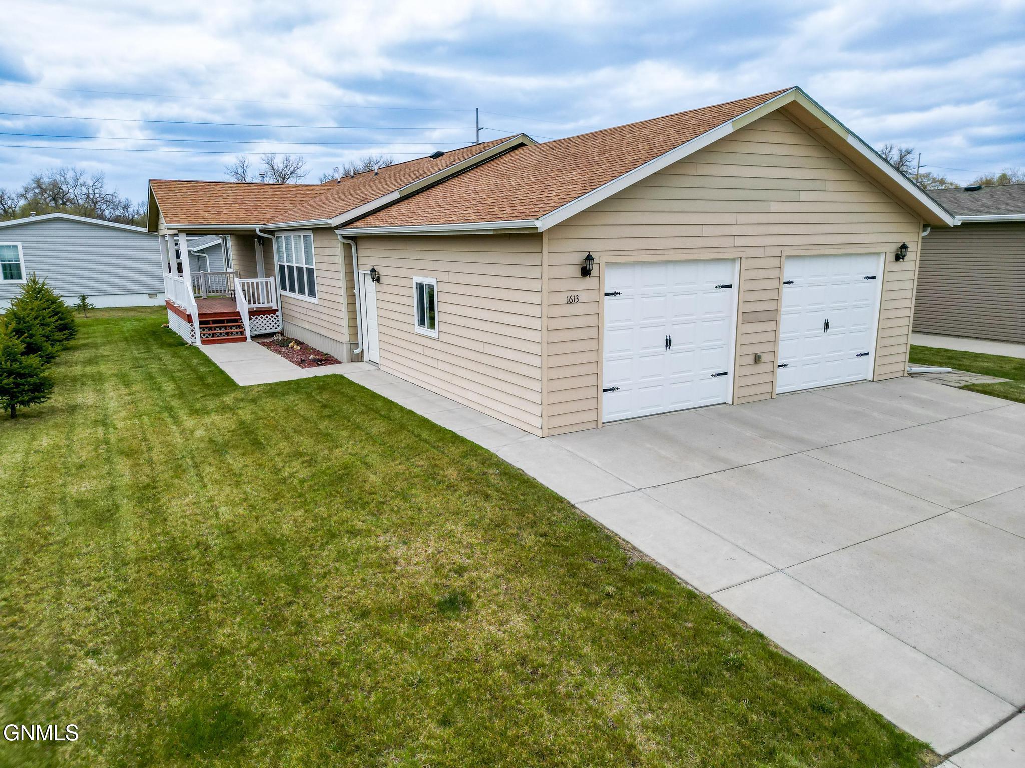 1613 Deerfield Road SE, Mandan, ND 58554