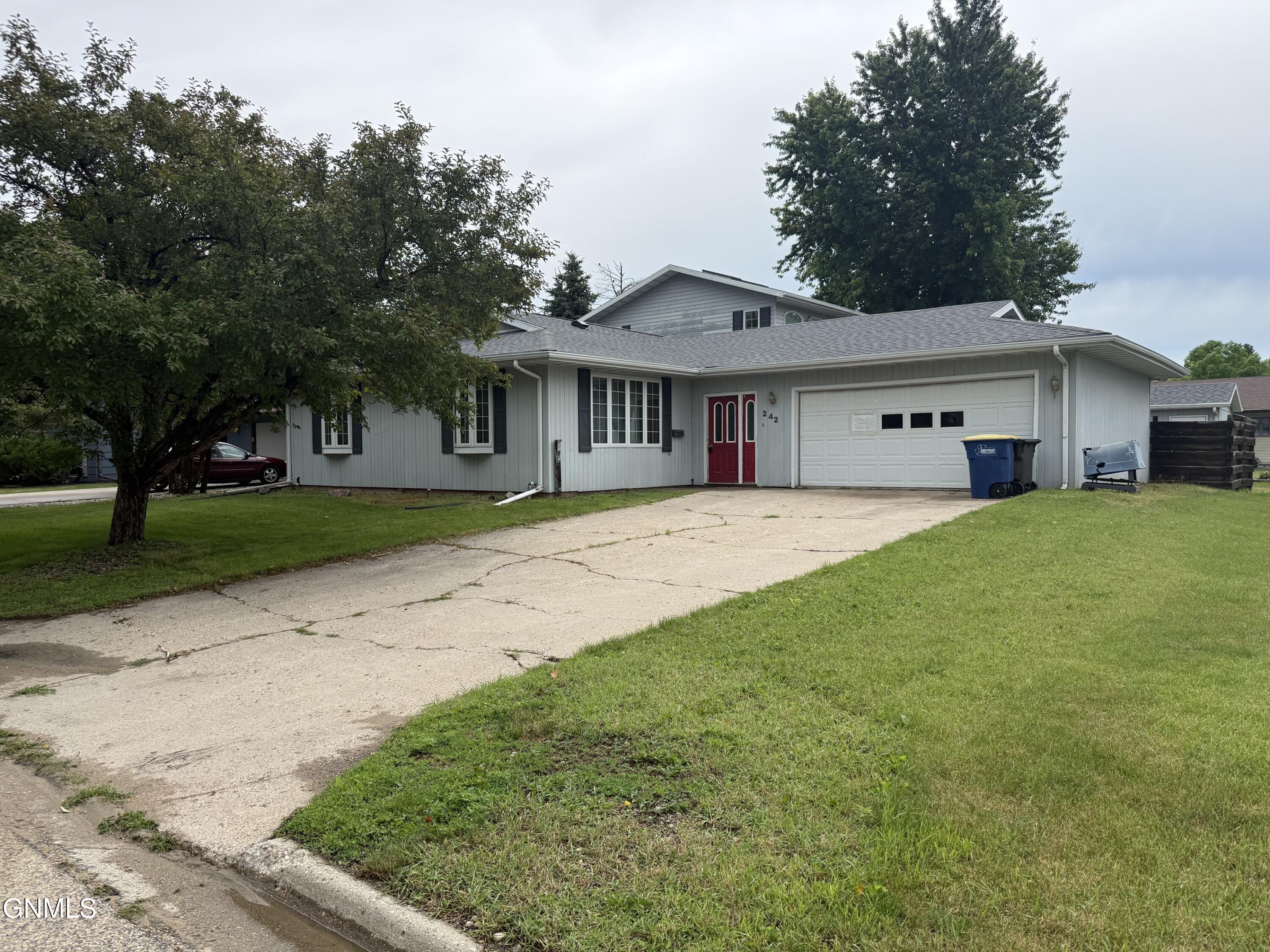 242 18th Avenue NE, Jamestown, ND 58401