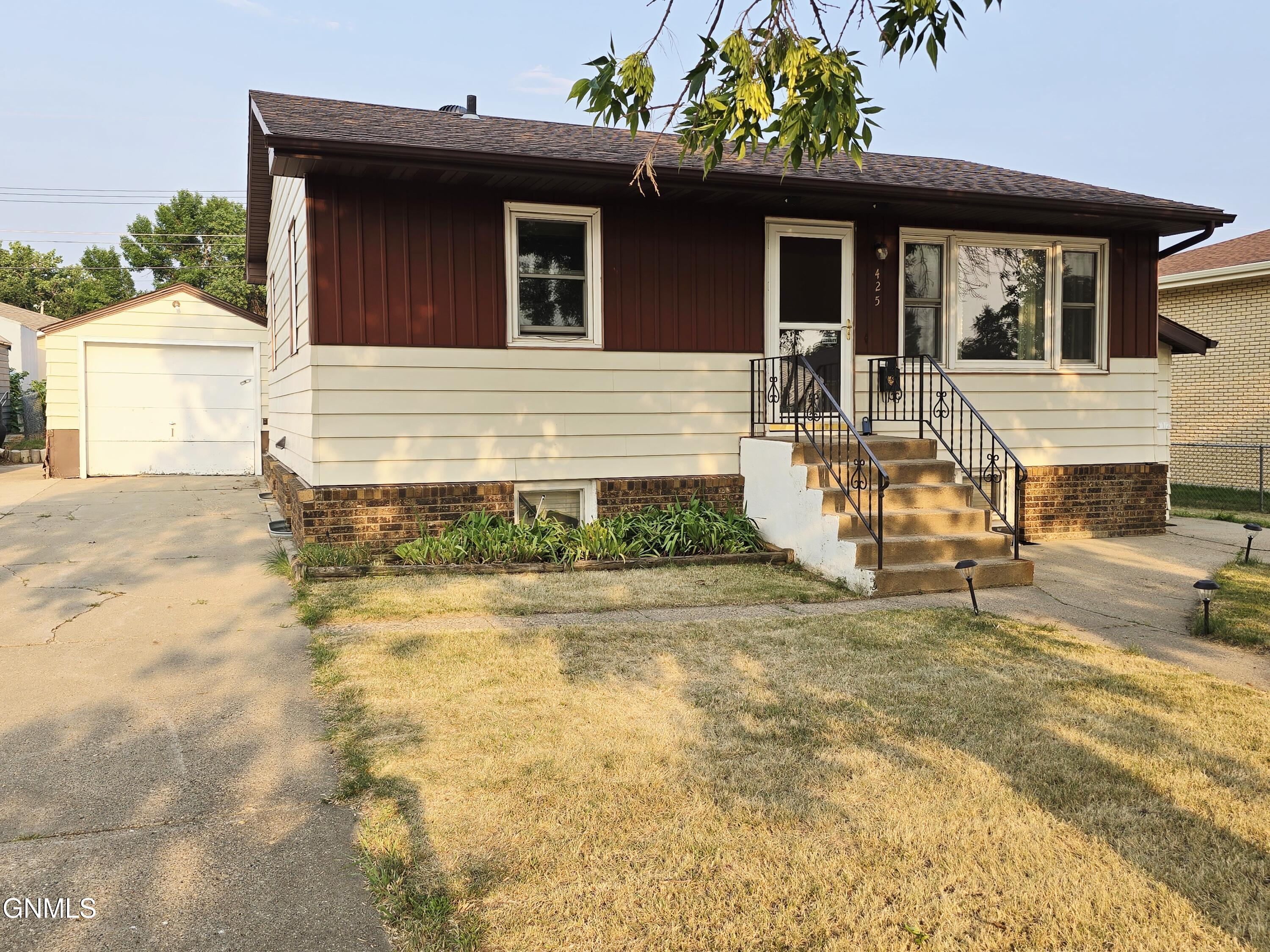 425 16th Street S, Bismarck, ND 58504