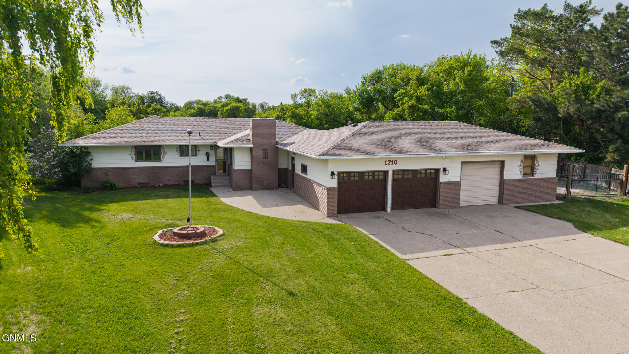 1710 Elmwood Place, Jamestown, ND 58401