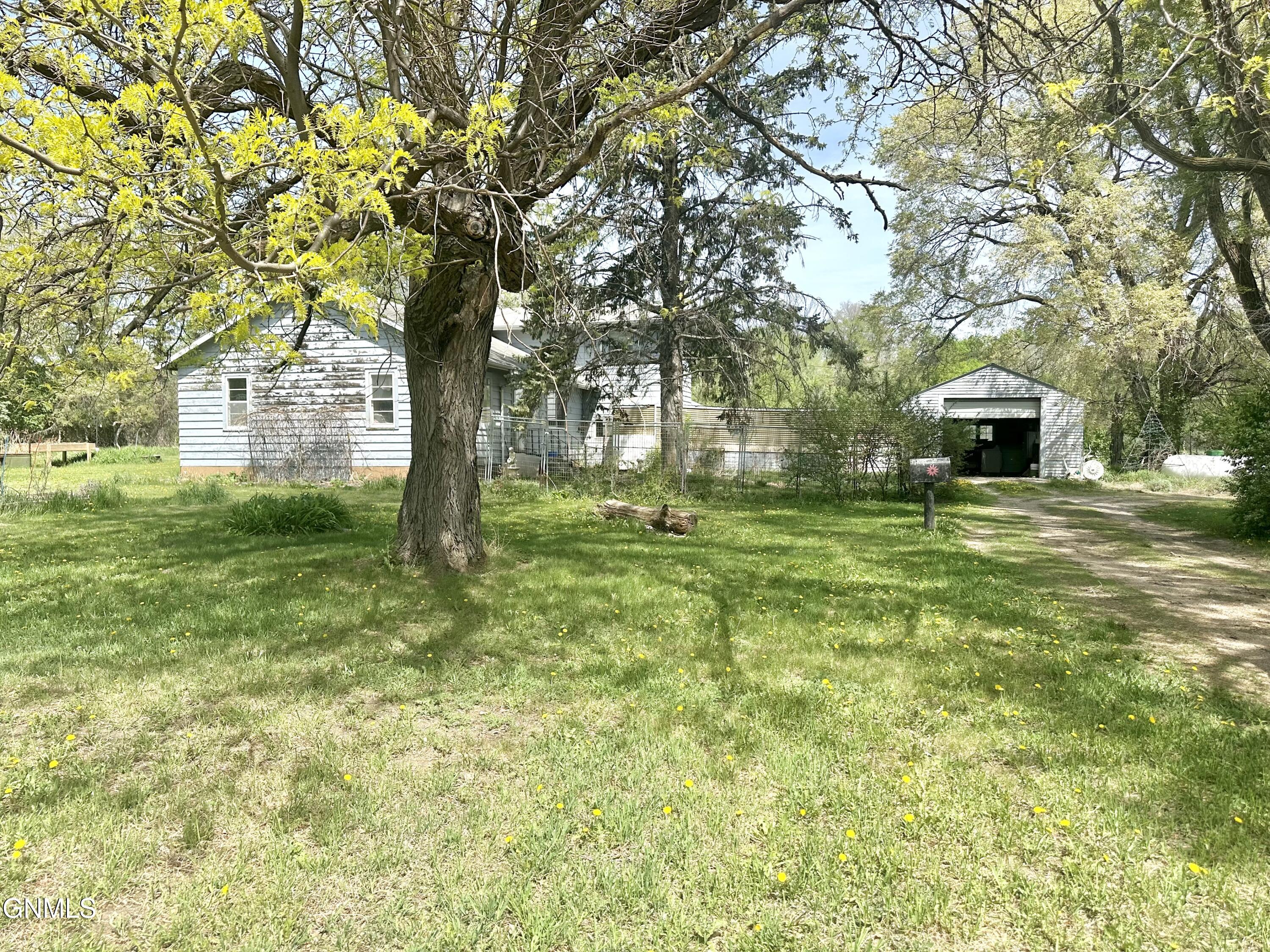 10185 99th Street SE, Oakes, ND 58474
