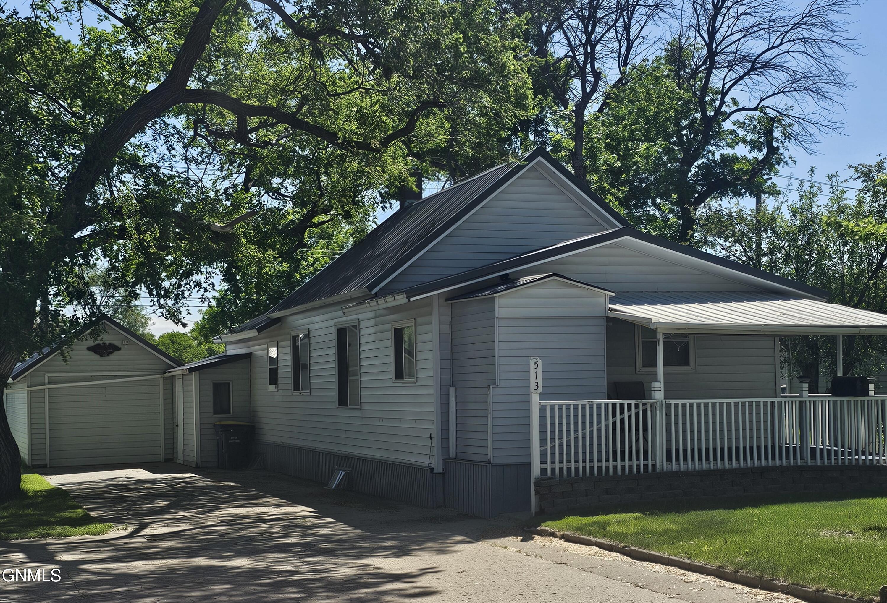 513 11th Avenue SE, Jamestown, ND 58401