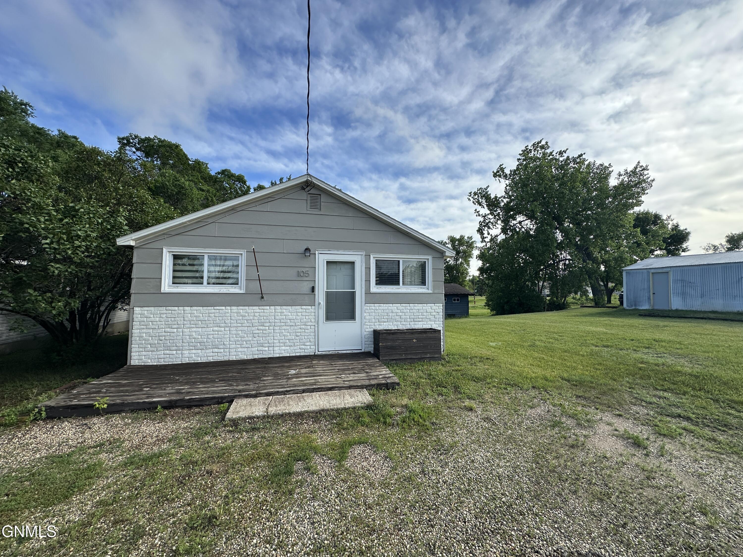 105 School Street SE, Medina, ND 58467