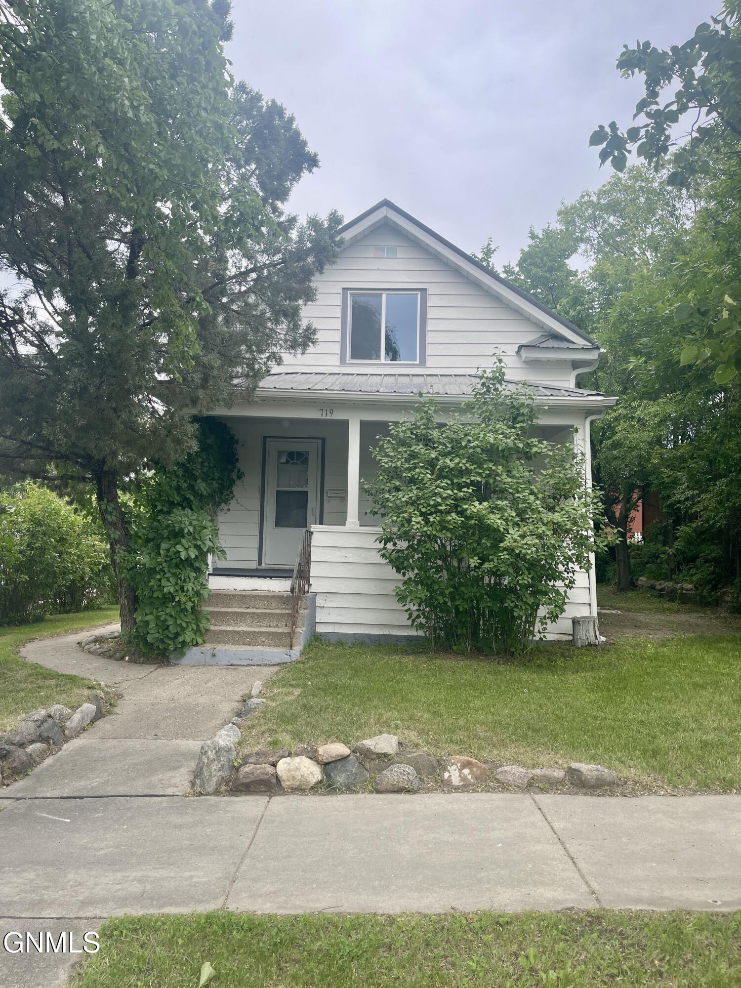 719 3rd Street SE, Jamestown, ND 58401