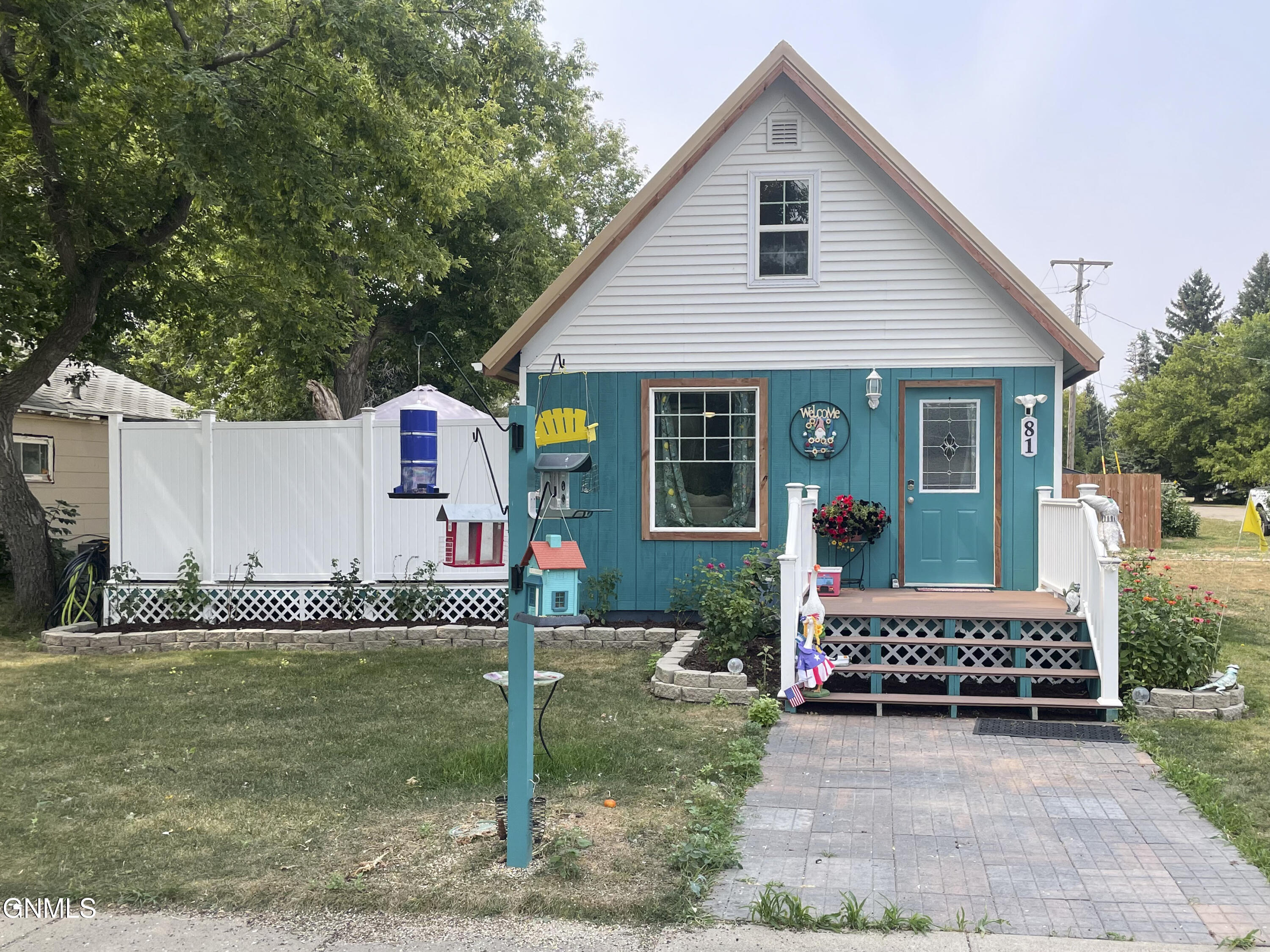 81 4th Avenue E, Makoti, ND 58756