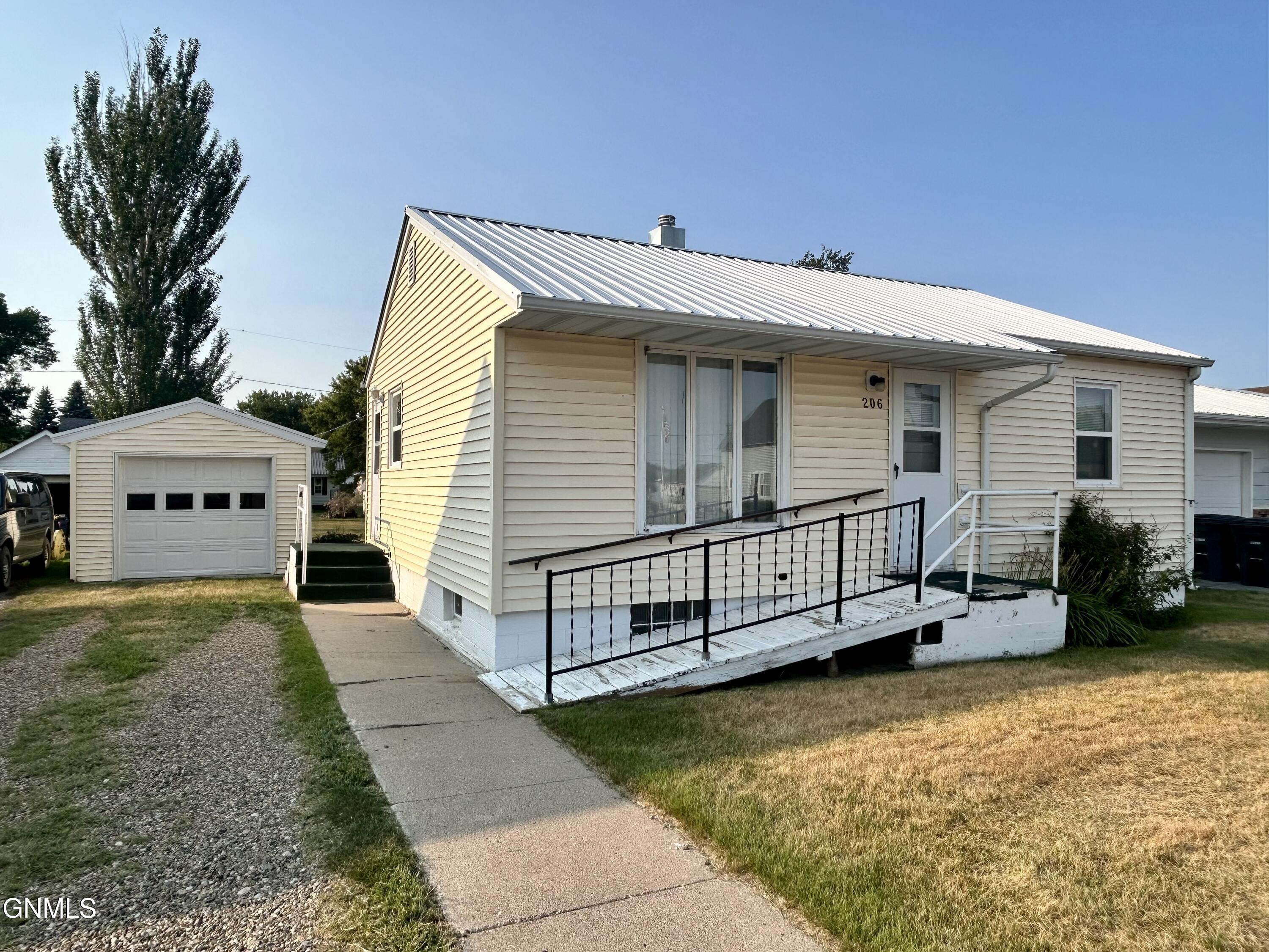 206 Roosevelt Avenue, Underwood, ND 58576