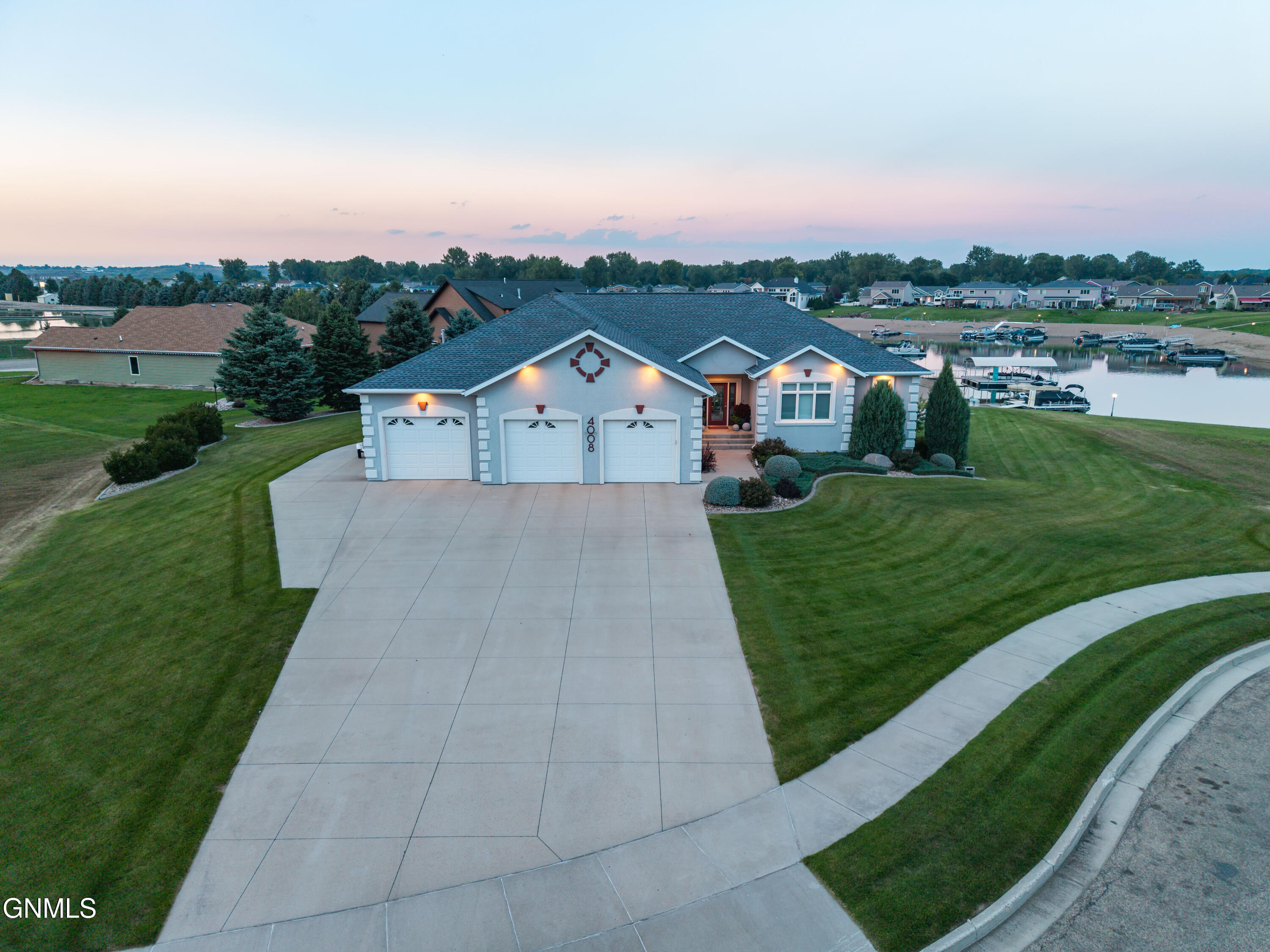 4008 Beachfront Place SE, Mandan, ND 58554