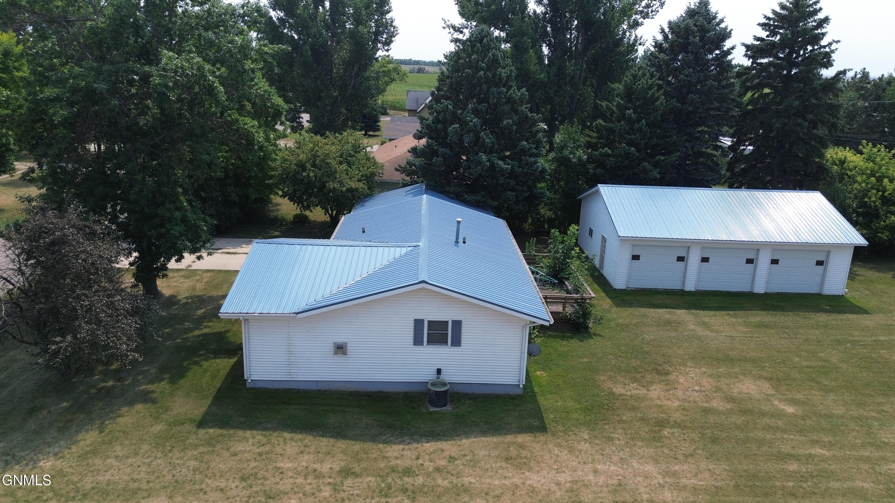 402 4th Avenue SW, Steele, ND 58482