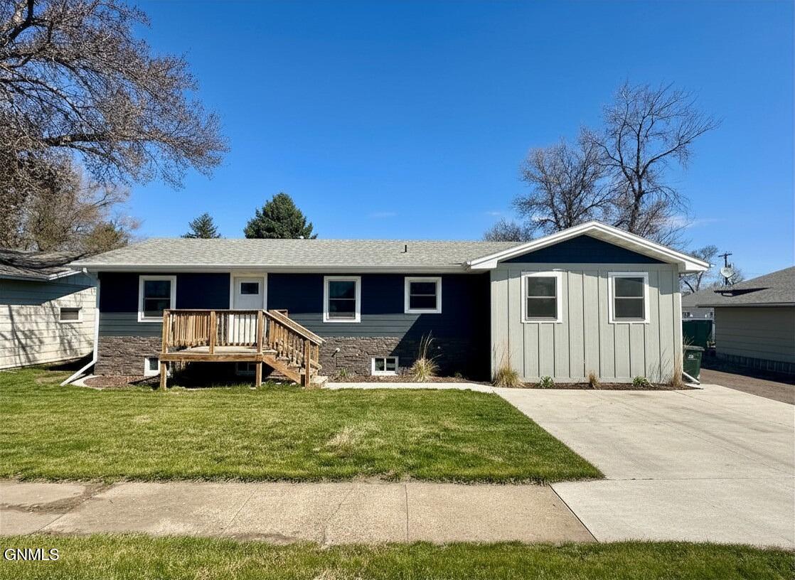 114 3rd Street NE, Hazen, ND 58545