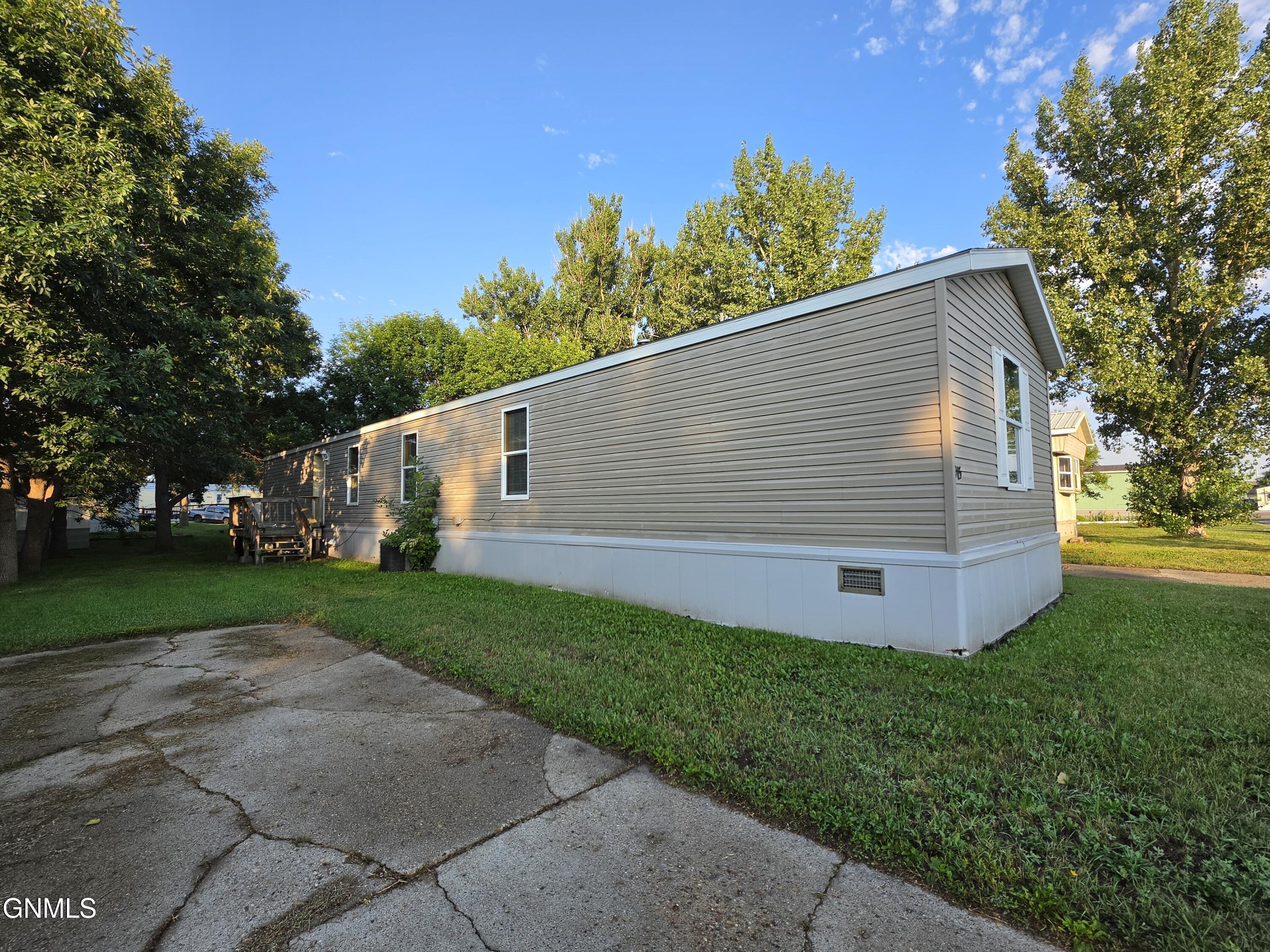 915 6th Avenue NW, Williston, ND 58801
