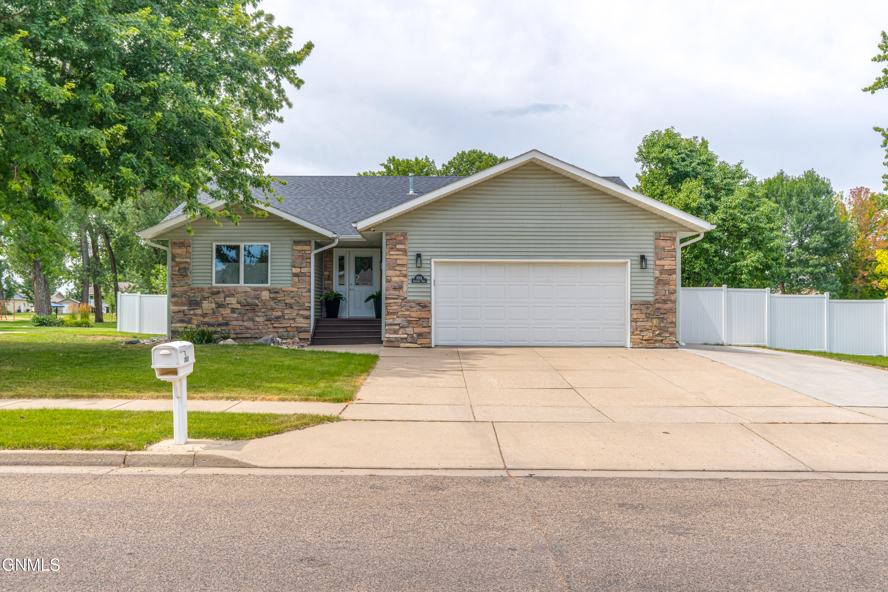 3501 Sandpiper SE, Mandan, ND 58554