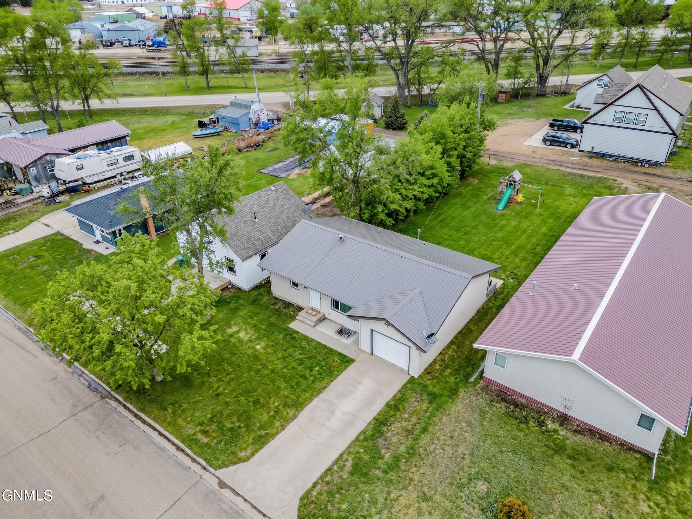 215 2nd Street SE, Garrison, ND 58540