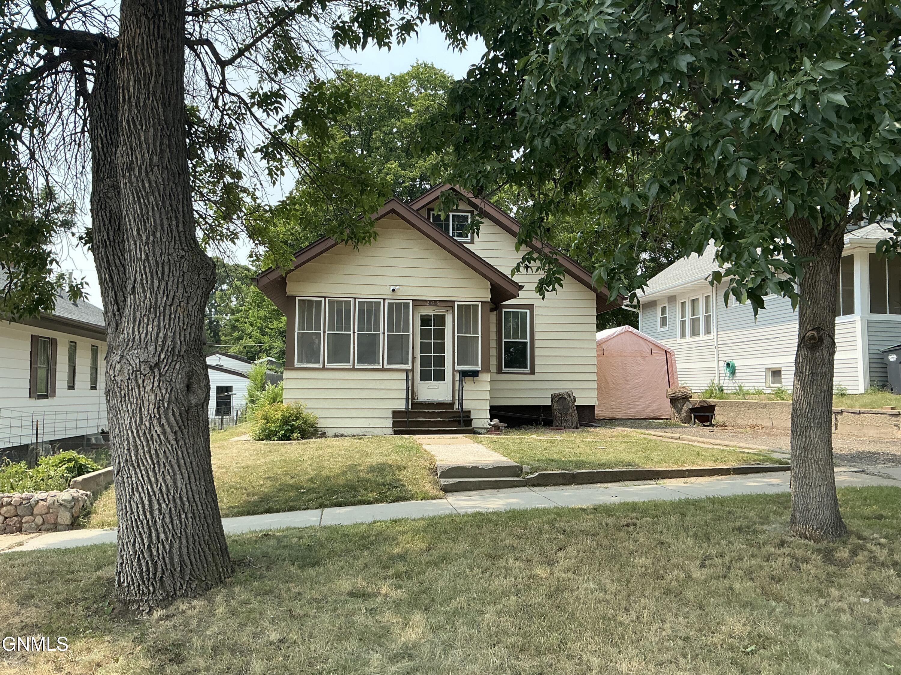 205 11th Avenue NW, Mandan, ND 58554