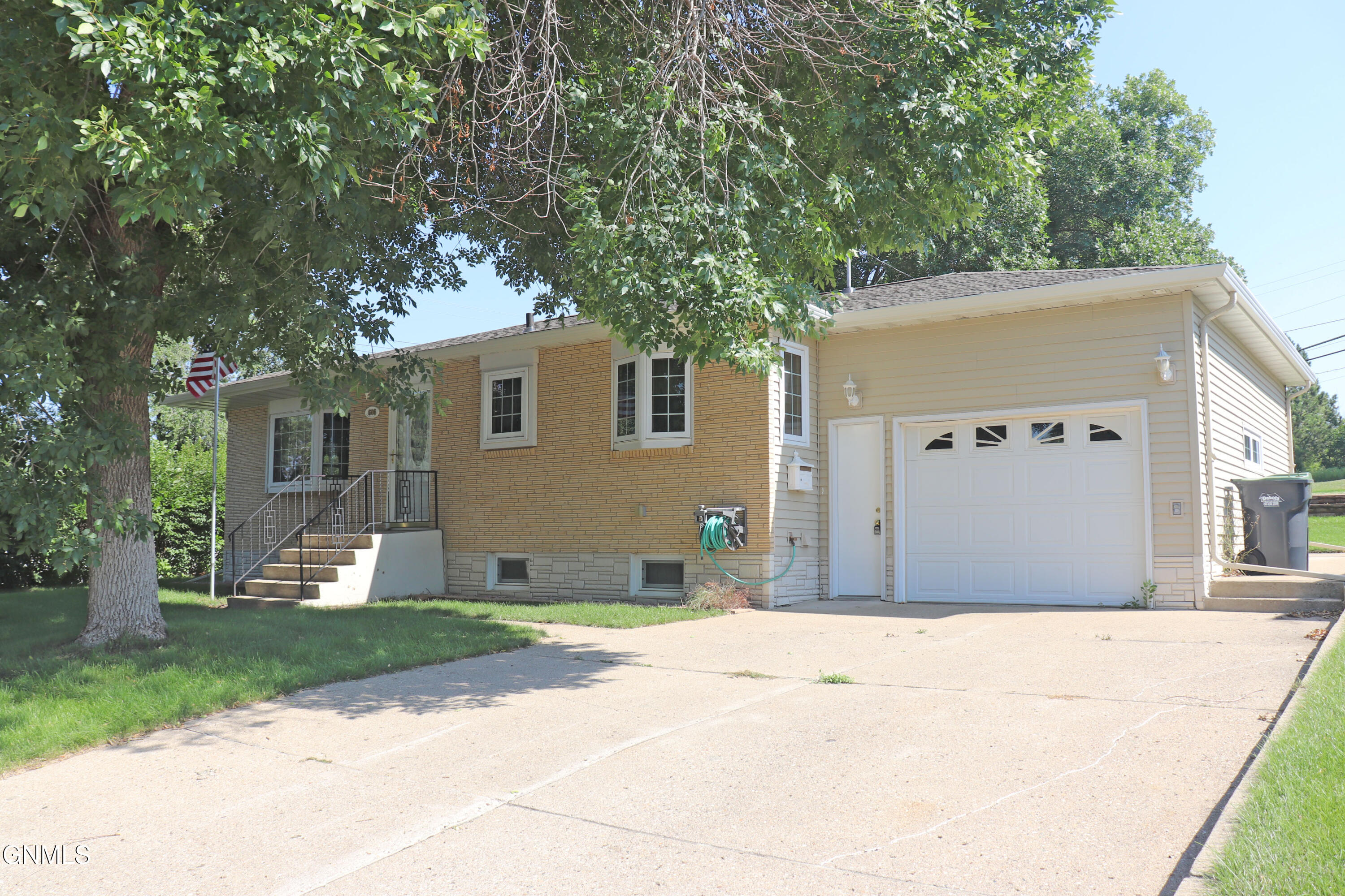 606 10th Avenue NW, Mandan, ND 58554