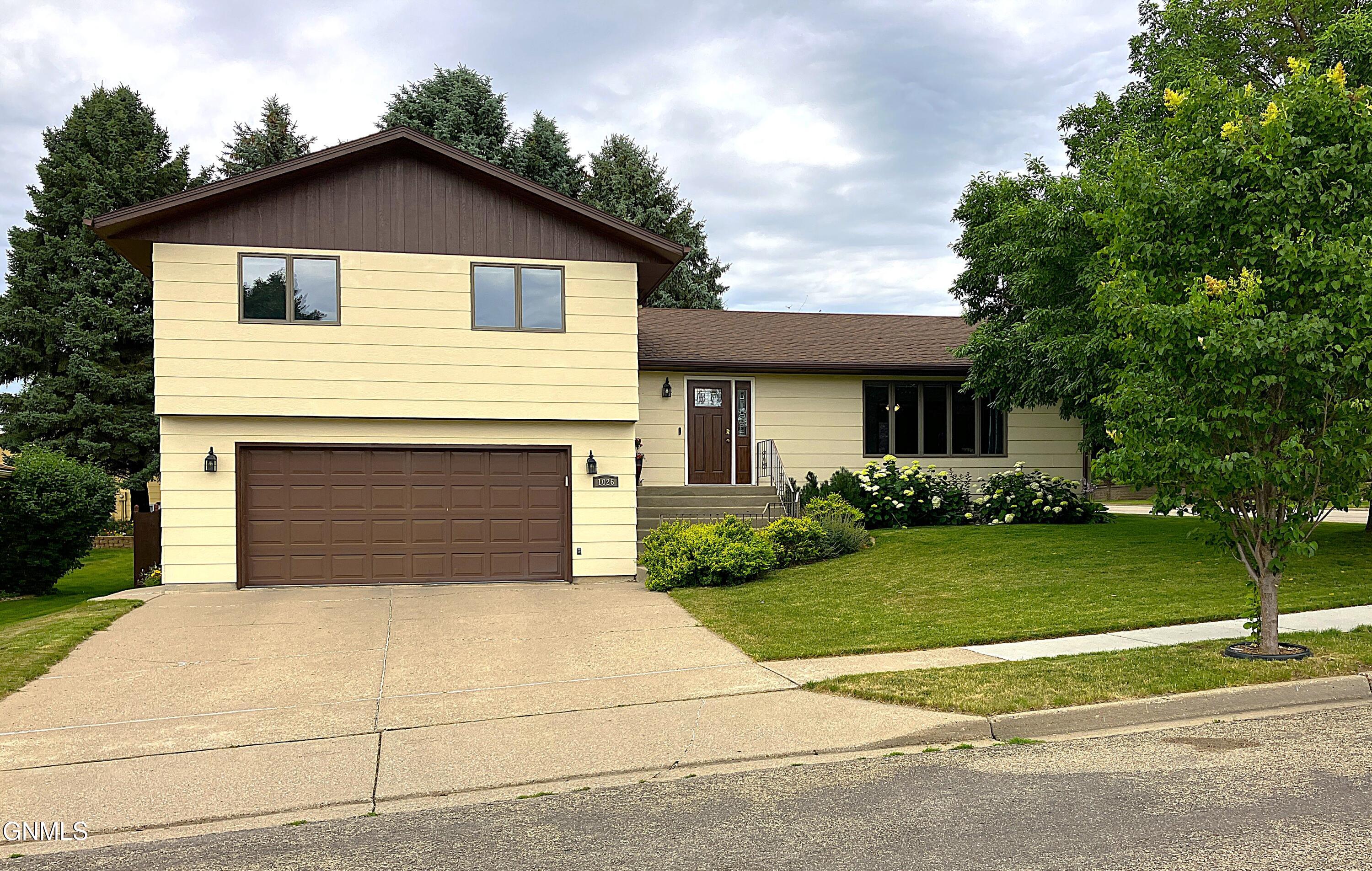 1026 Governor Lane, Bismarck, ND 58501
